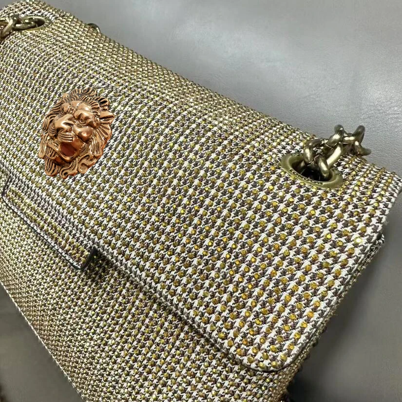 The new European lion bag with diamond embossing is a versatile single-shoulder crossbody eagle head bag and chain bag B8