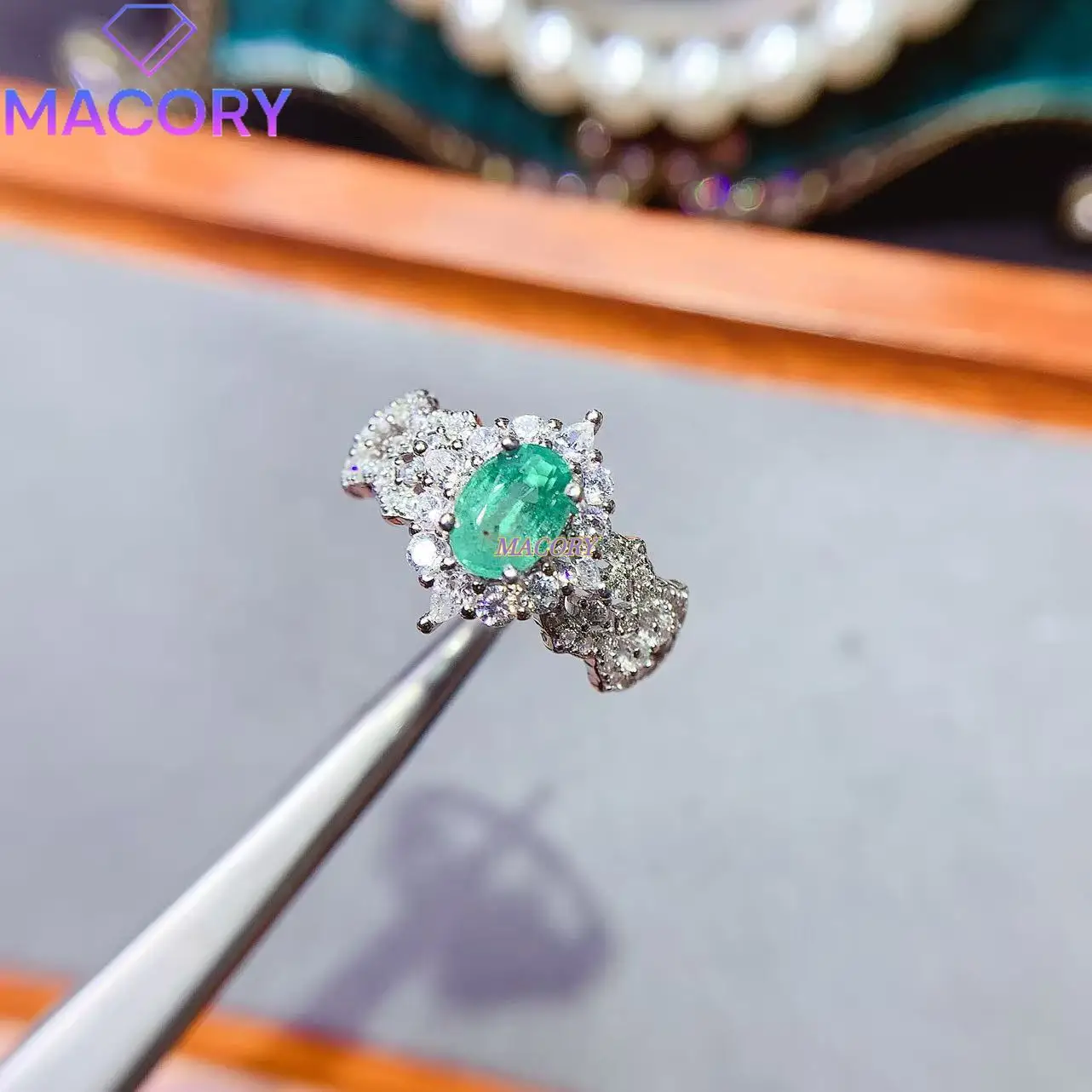 

New emerald ring for women, beautiful color, transparent crystal, high-quality jewelry, classic with certificate, pure silver