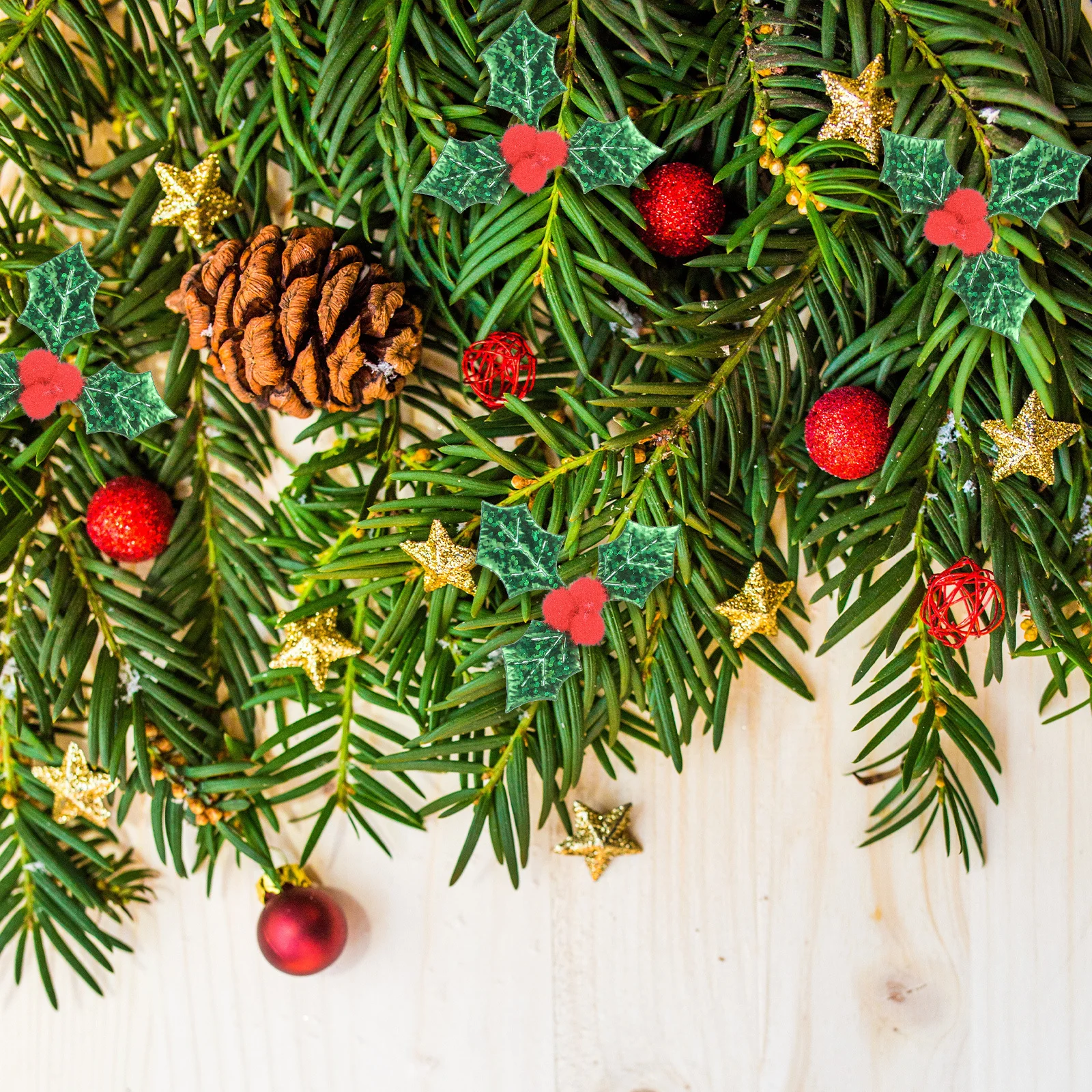 

100Pcs Christmas Holly Leaves Cloth Berry Decor Xmas DIY Material Wreath Garland Tree Decoration Green Leaves Xmas DIY Material