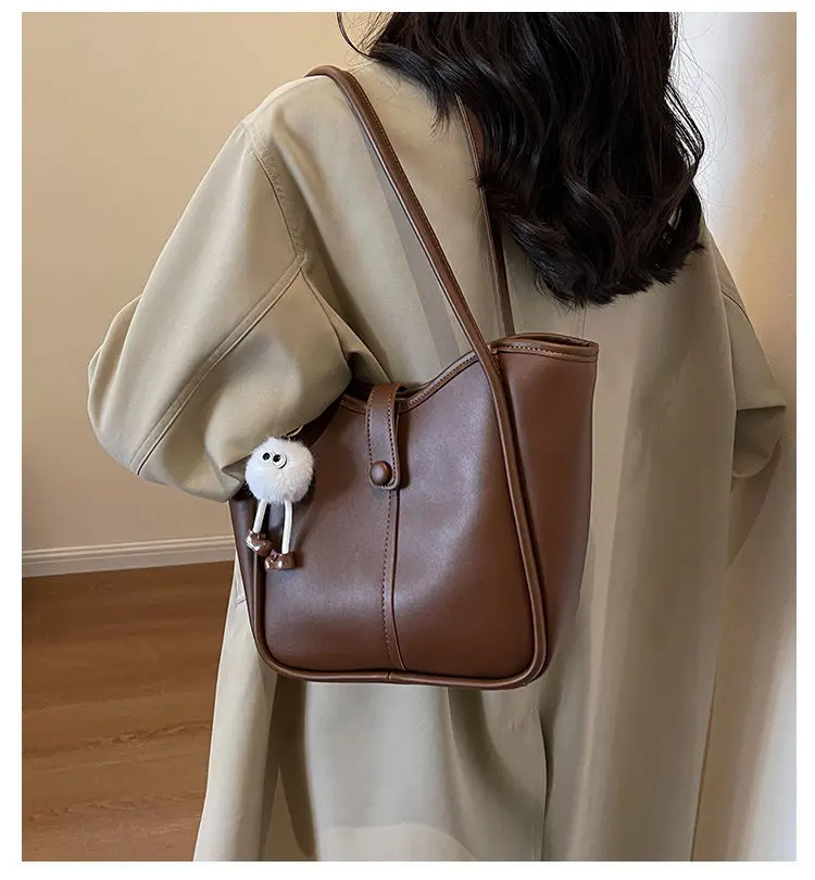 Sac à bandoulière mignon de grande capacité, fourre-tout rétro en cuir PU avec pendentif en peluche, sacs à bandoulière pour fem