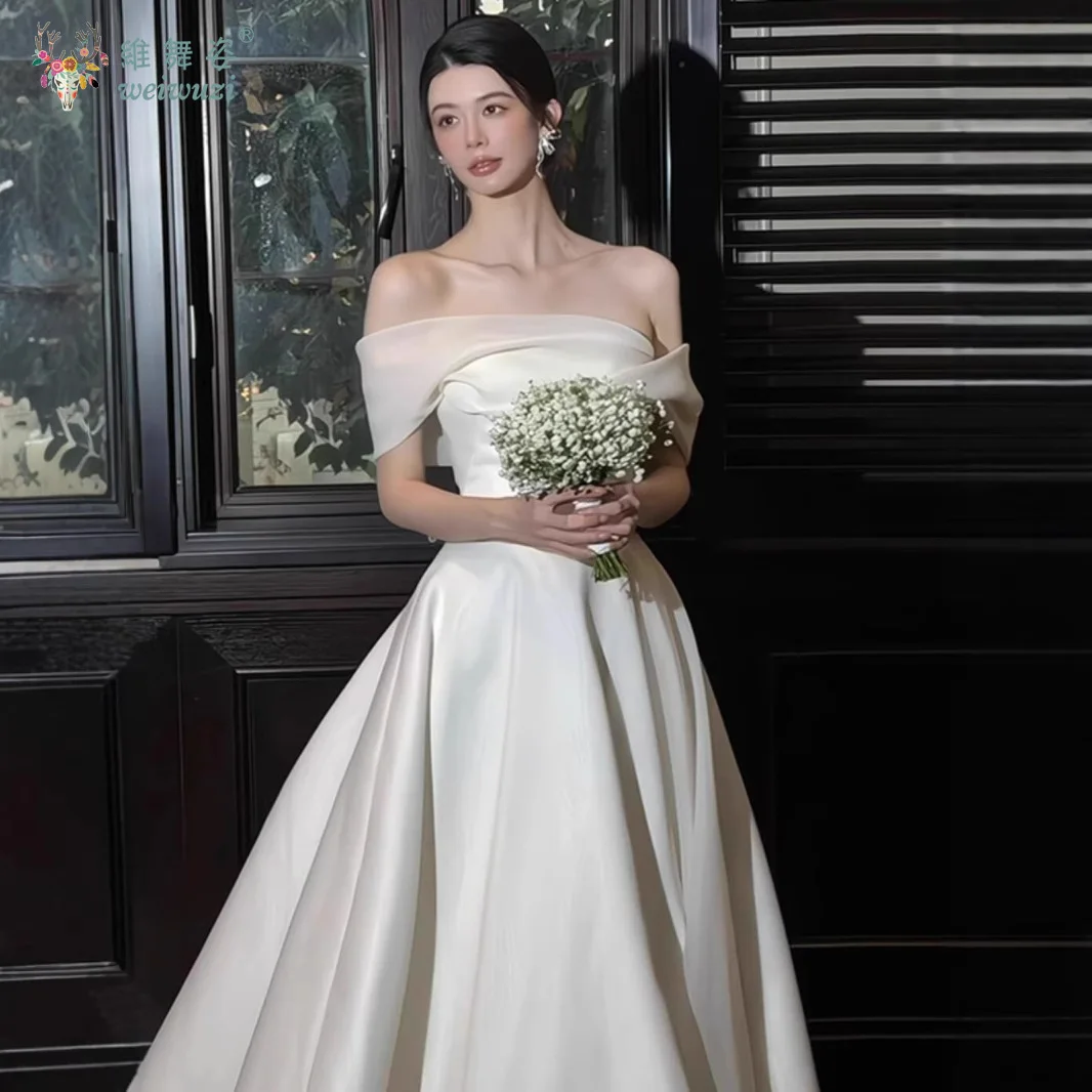 Abito da sposa da sposa con strascico in stile francese minimalista con spalle scoperte e abito da sposa a trapezio e leggero sul pavimento