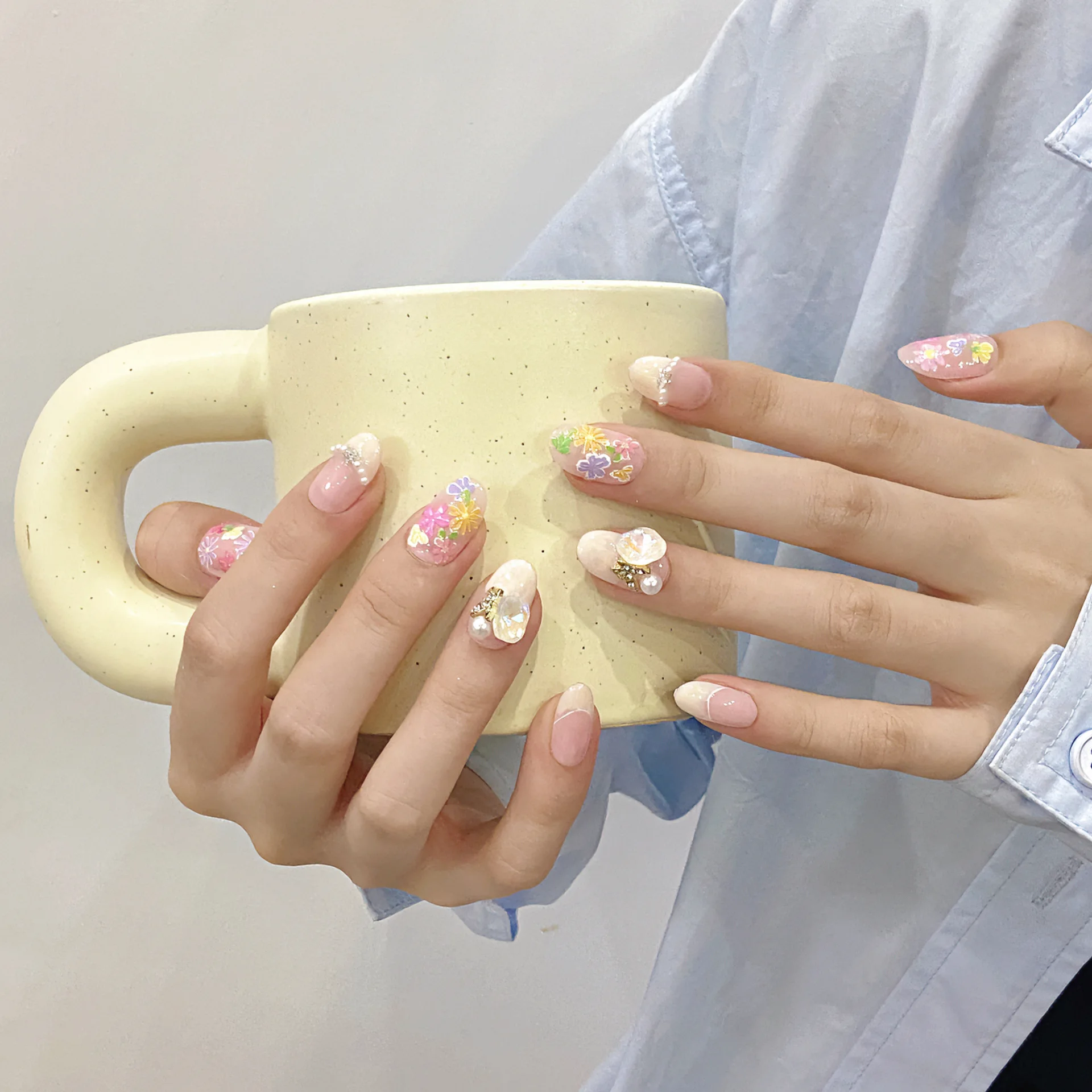 10Pcs Flower Press on Nails Round Head Handmade Fake Nails Light Pink Wearable Manicure Butterfly Diamond Designs Korean Fashion