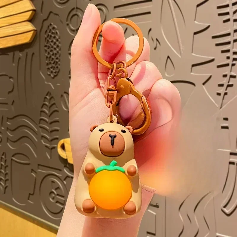 لطيف كابيبارا أنيمي الإضاءة في الظلام لعبة Kawaii لطيف دمية صغيرة ضوء دافئ كيرينغ الإبداعية مضيئة كابيبارا المفاتيح 2025