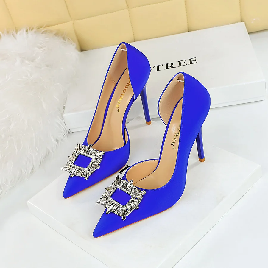 

2024 Women's Slim Super High Thin Heel Shallow Mouth Pointed Metal Rhinestone Buckle Side Hollow Single Wedding Middle Heels Sho