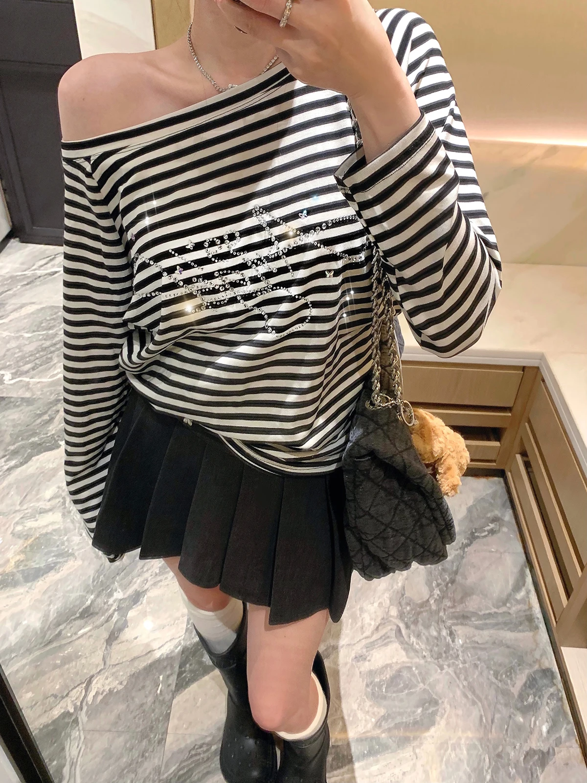 

Zhuangda Mud Bla White Stripes Asymmetrical oulder One-oulder Angel Letter Rhinestone Long Sve Casual Loose Fit Wome...