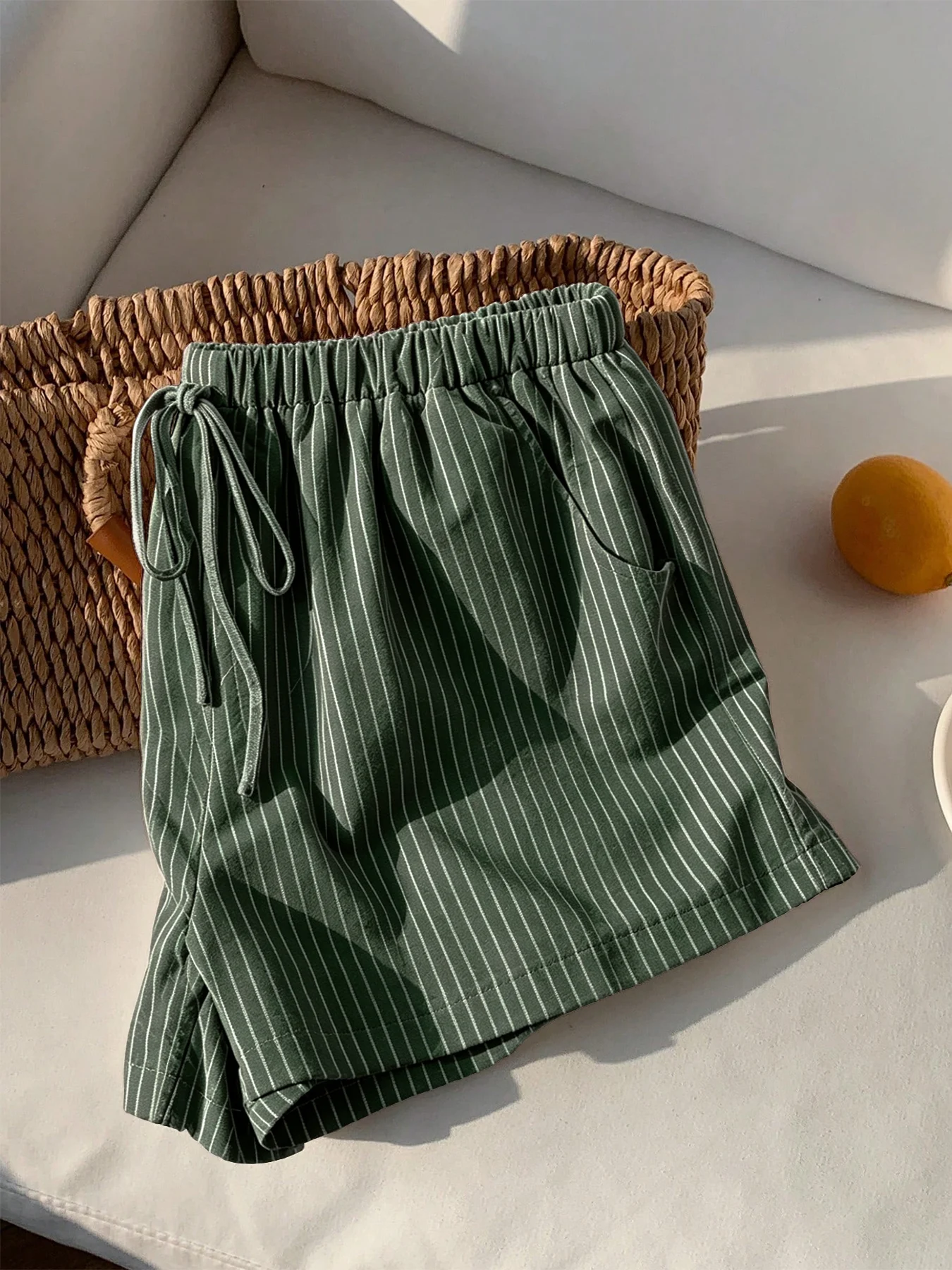 Damen-Shorts mit vertikalen Streifen, elastischem Bund, dekorativem Band und Taschen, lockere Sommer-Lounge-Shorts – Detail 4