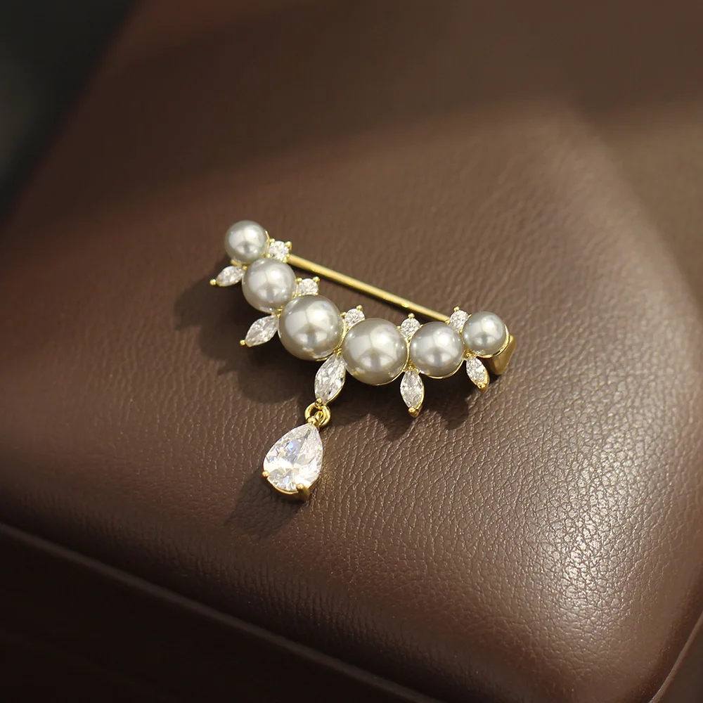 Chinese Style Elegant Gray Pearl U Shaped Smile Brooch Zircon Teardrop Pendant Lucky Blessing Pin For Cardigan V Neck Anti Slip
