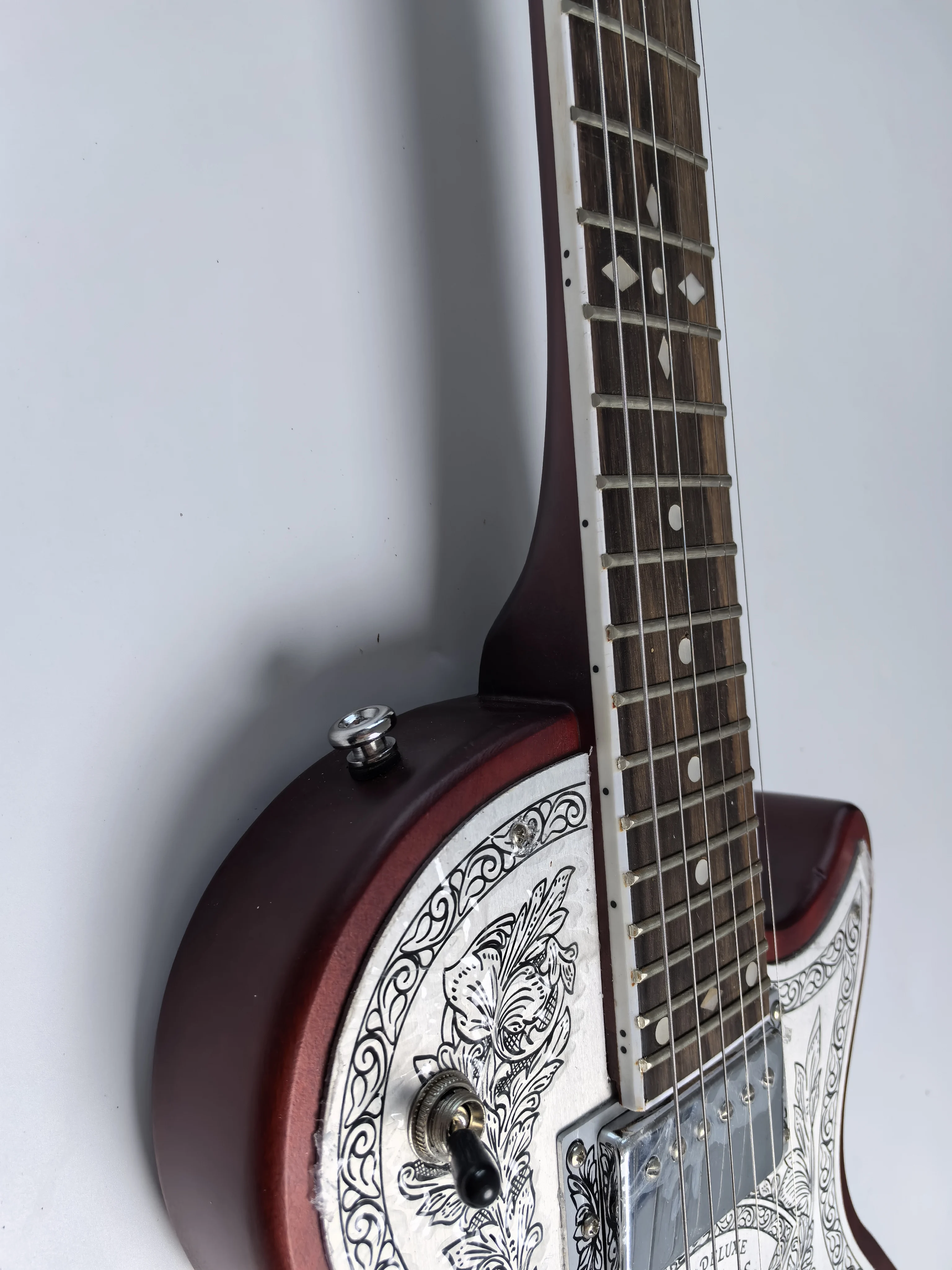 Stock, can be customized silver aluminum plate 6-string electric guitar, engraving process, mahogany body.