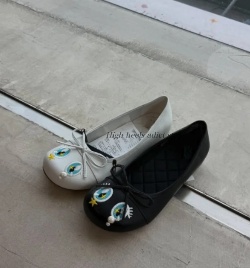 sandales-plates-a-bout-rond-brodees-yeux-en-cuir-noir-blanc-avec-perles-pour-femme-collection-2026-mignonnes-souples-decontractees-chaussures-de-createur-tendance