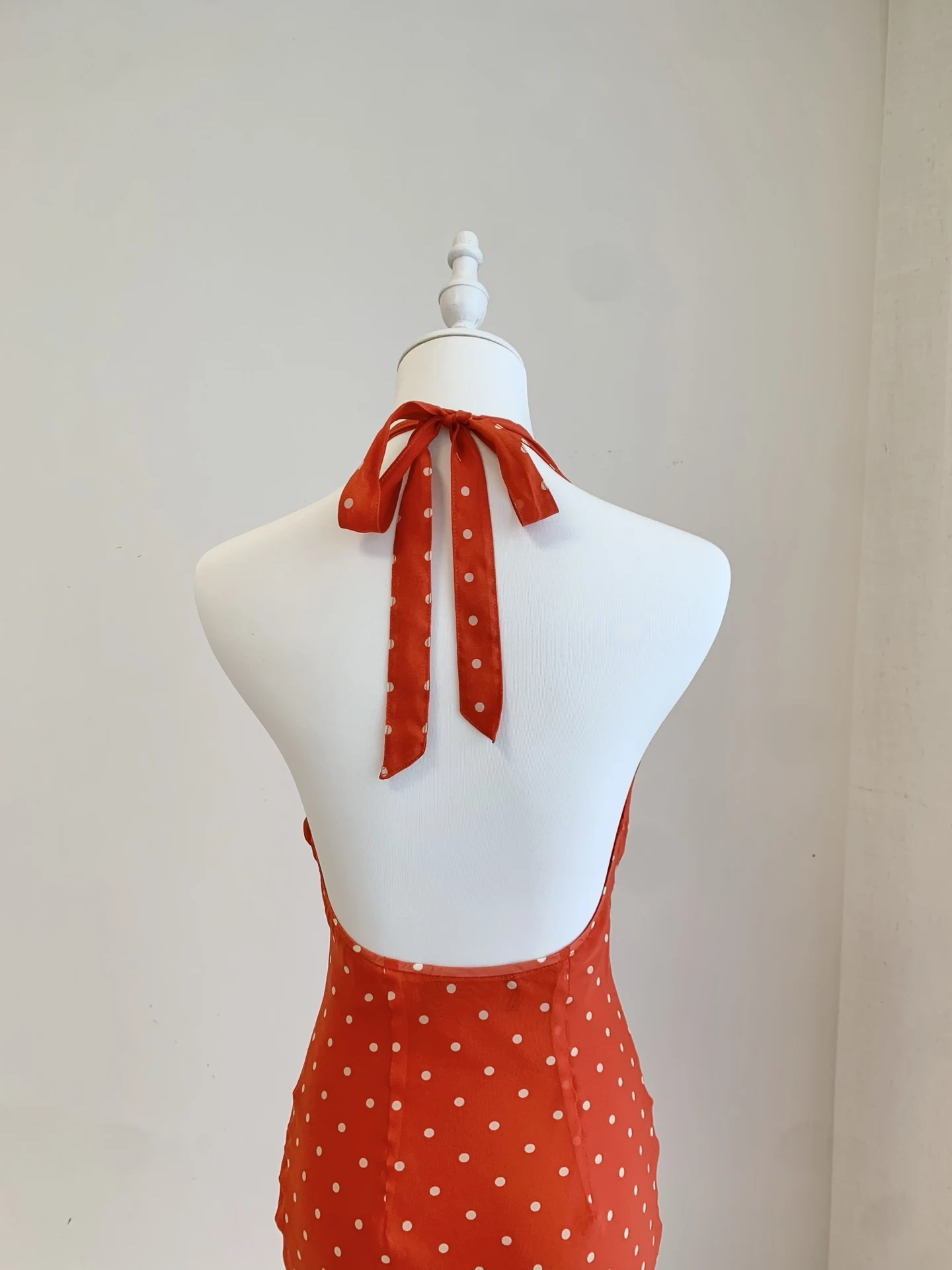 100% Silk Women Polka Dot Print Dress 3D Flower Decoration Halter V-Neck Backless High Waist Fashion Slim Red Midi Robe - view 4