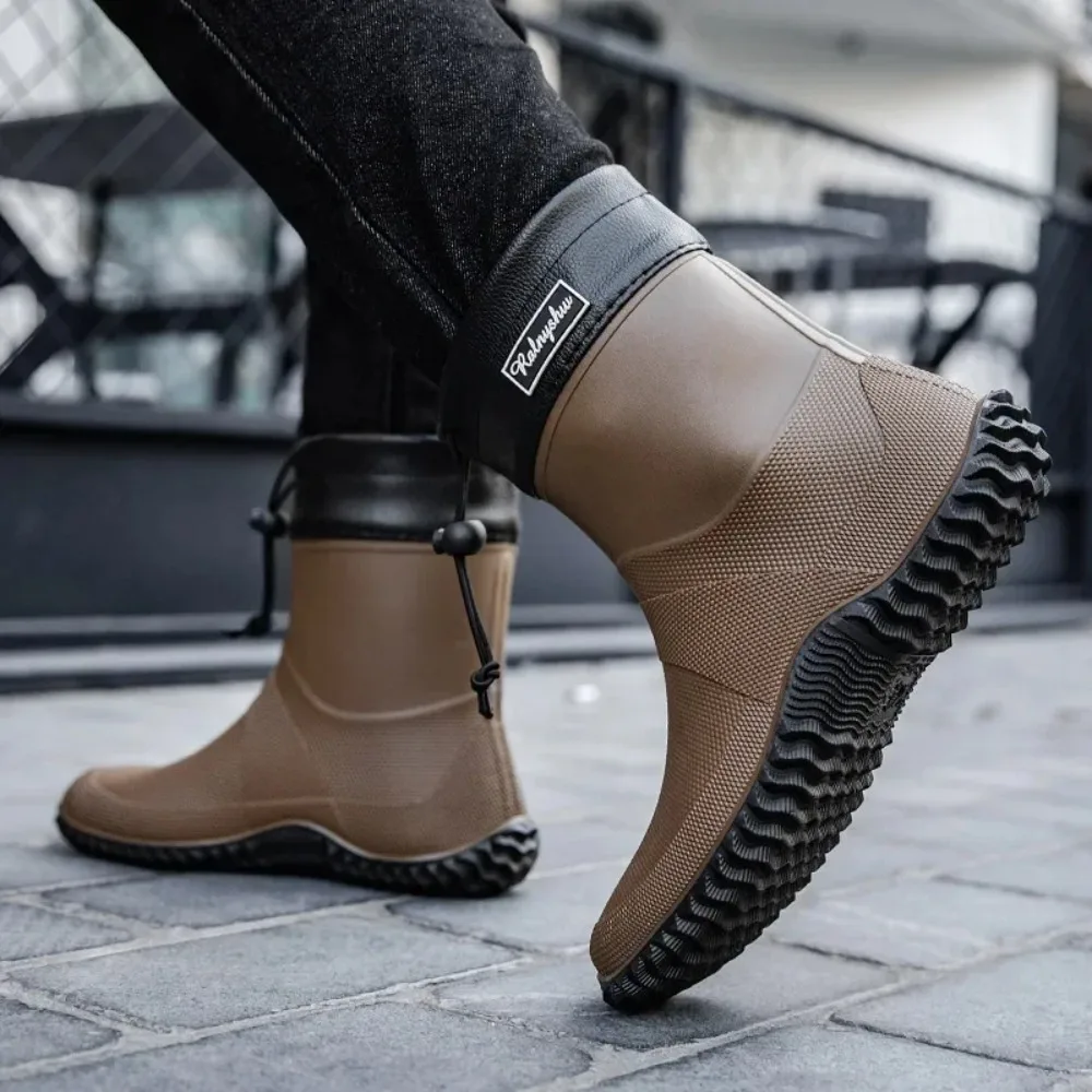 2026 Stivali da pioggia a metà polpaccio da uomo Stivali da pesca antiscivolo da cucina impermeabili all'aperto Stile militare Materiale PVC Scarpe con tacco basso per adulti