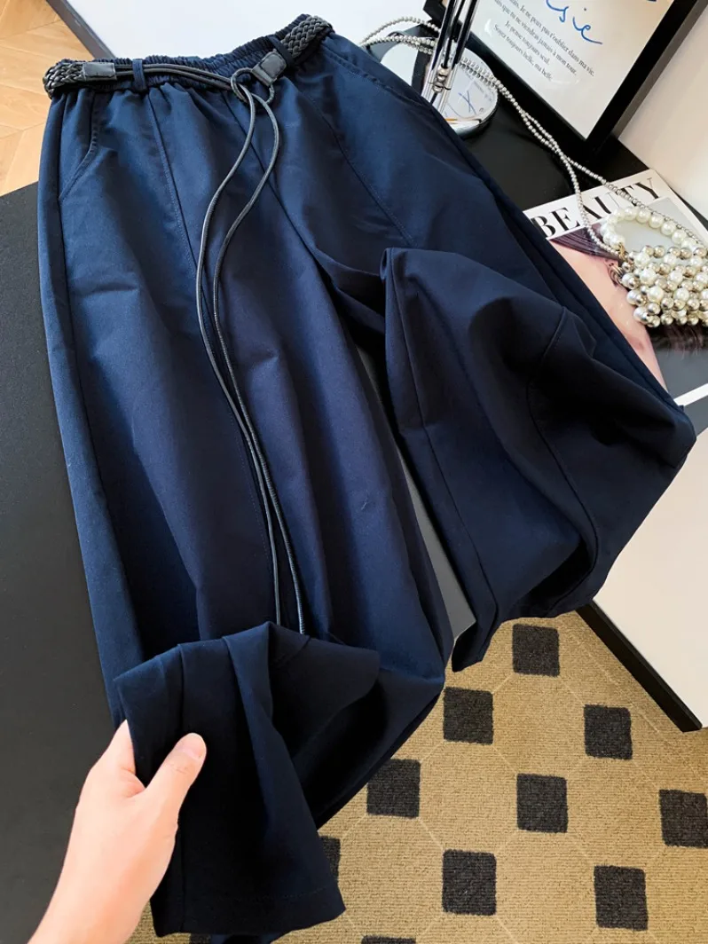 

Новые женские повседневные брюки 2026 года в стиле Old Money: свободные, широкие, синие джинсы прямого кроя для весны и лета.