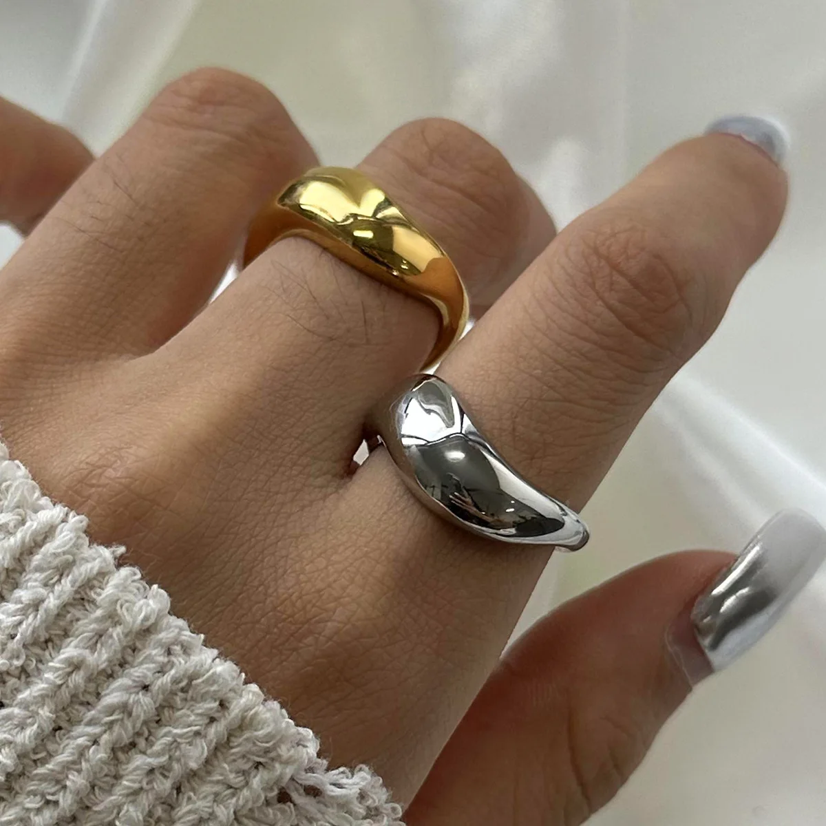 Fashionable Twisted Polished Stainless Steel Couple Ring with Curved Shape, Simple and Multifunctional for Daily Use, Classic Me