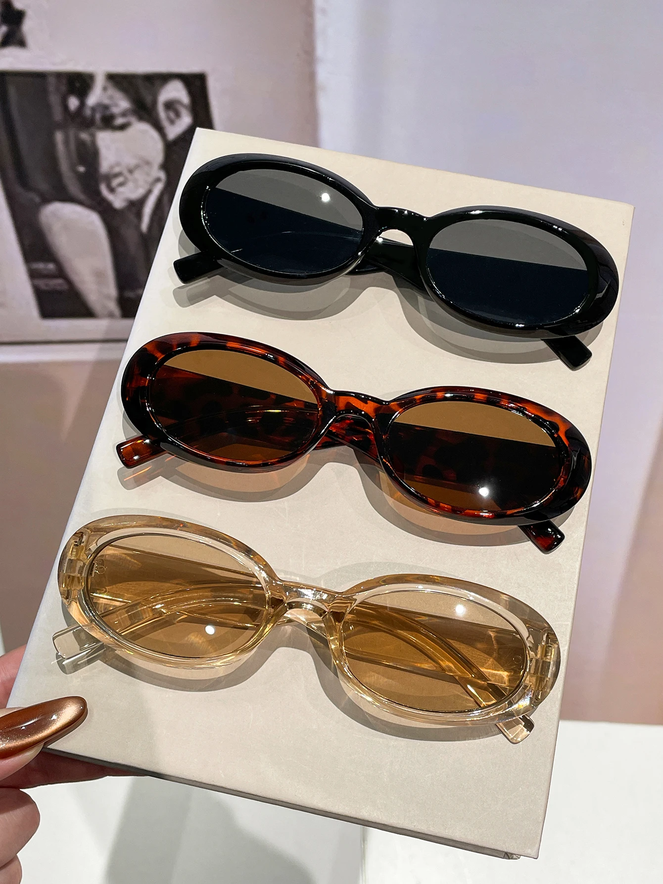แว่นตาแฟชั่นกรอบรูปไข่ 3 ชิ้น สำหรับทุกเพศ เหมาะสำหรับการจับคู่ในชีวิตประจำวันและการถ่ายภาพแนวสตรีท แว่นตาสไตล์ยุโรป