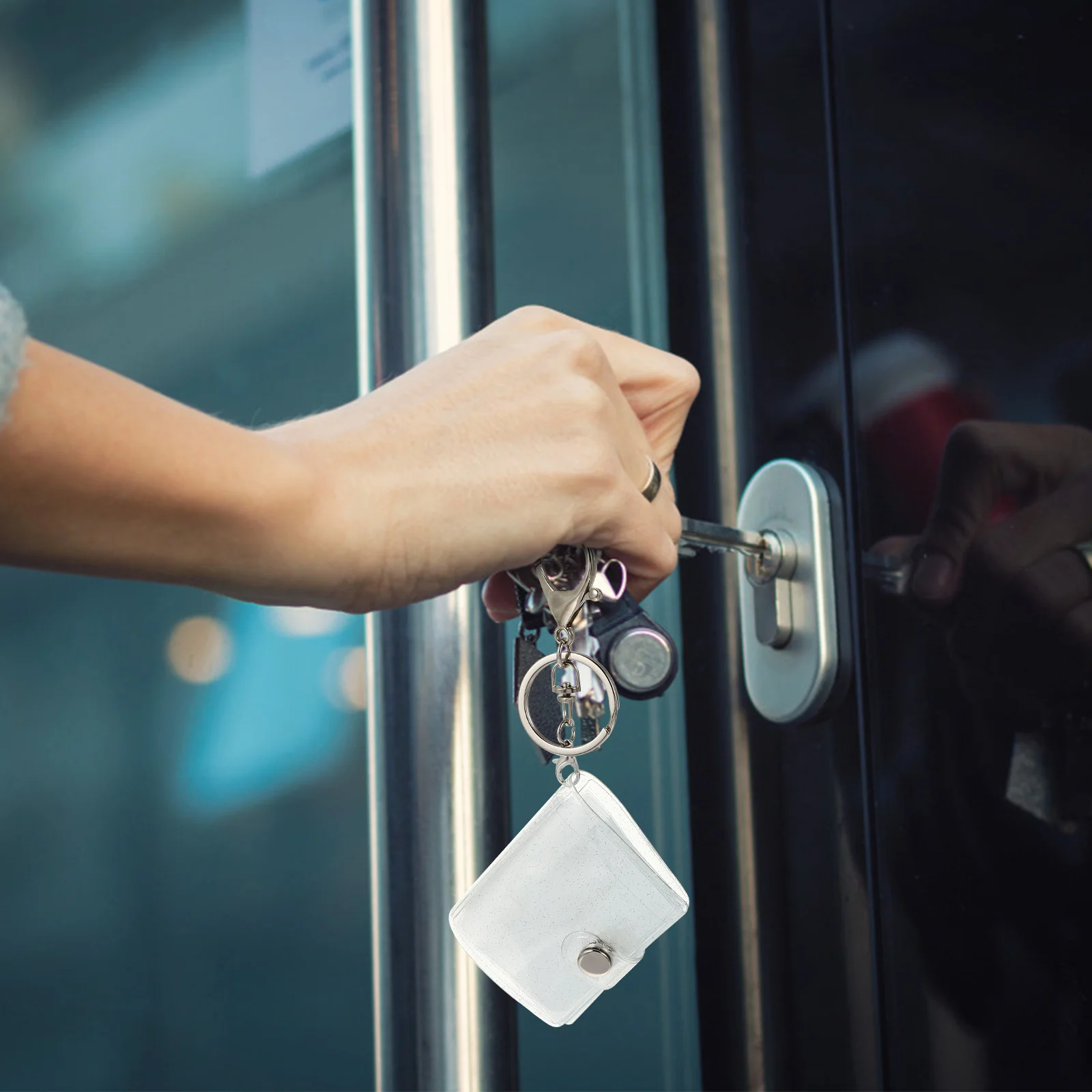 

2pcs Mini Photo Keychain Small Picture Album Portable Photo Storage Pocket Album With Keyring For Gift Design Elegant