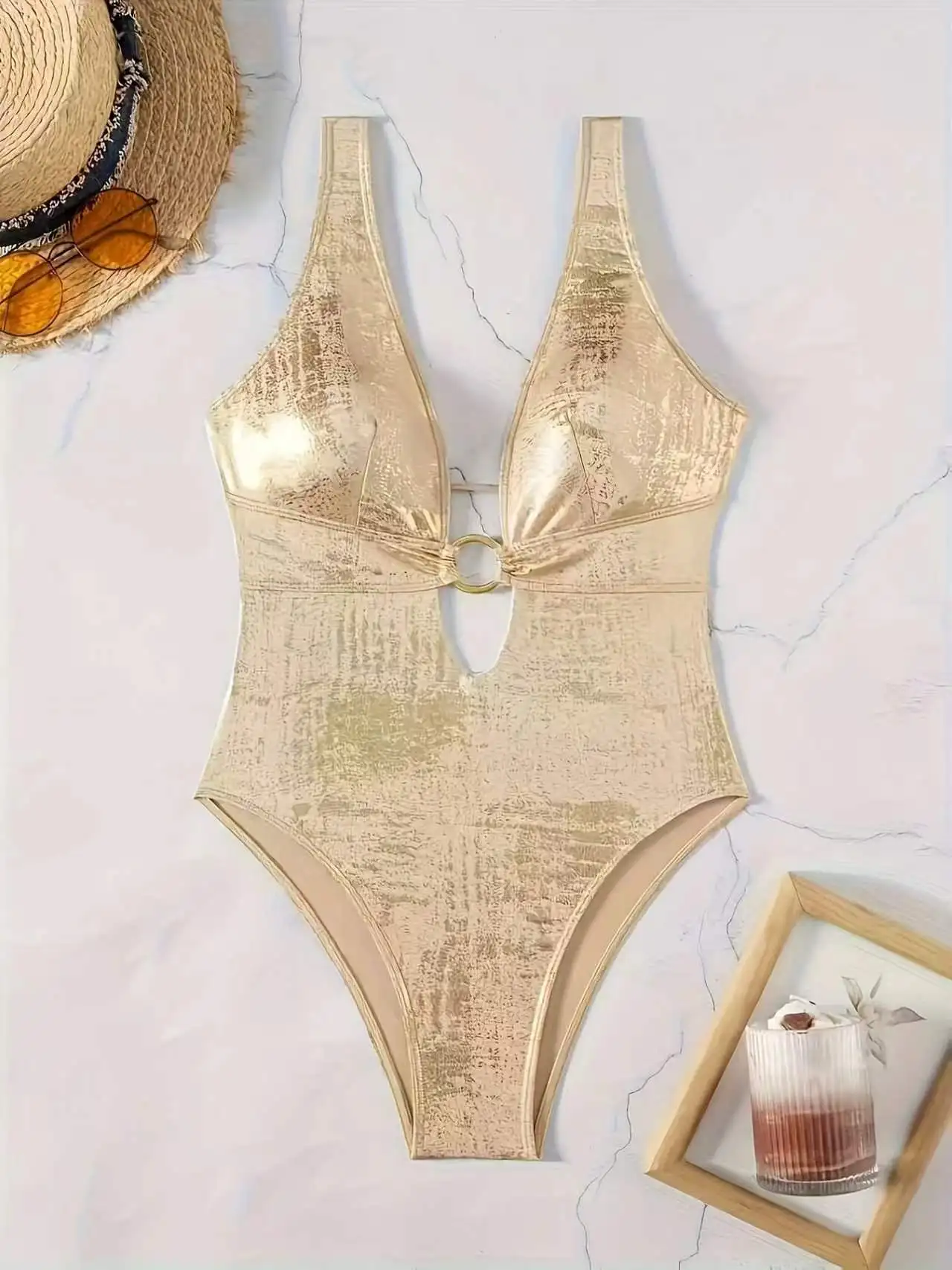 Traje de baño metálico dorado brillante de una pieza para mujer con cuello en V profundo, abertura con anillo en O, corte alto y control de abdomen