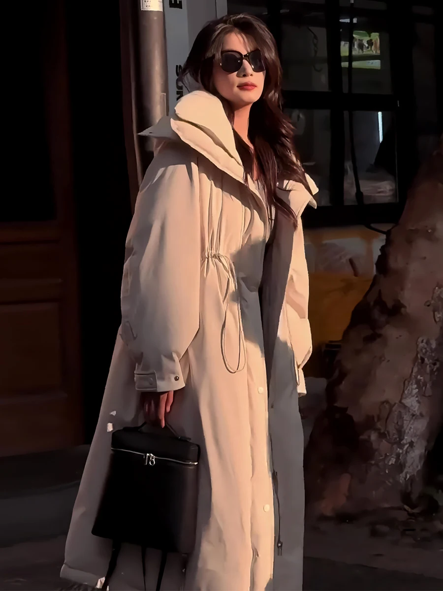 Elegante Piumino Lungo da Donna in Piuma d'Oca Bianca con Cappuccio e Design con Cordoncino, Capospalla Invernale