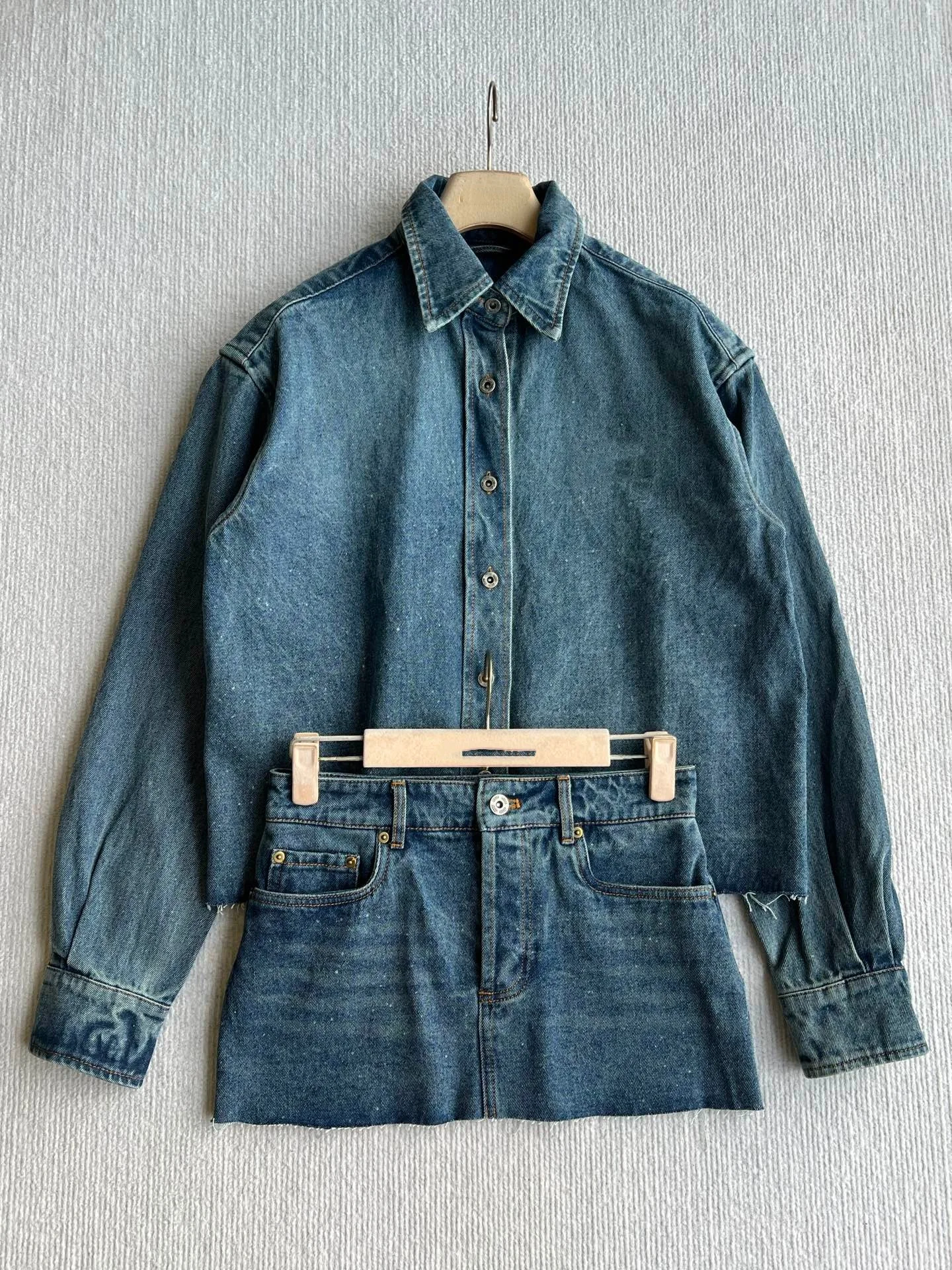 26 Autumn/Winter: Short Sleeve Denim Shirt with Cuffs + Denim Skirt + Short Lapel Shirt Jacket