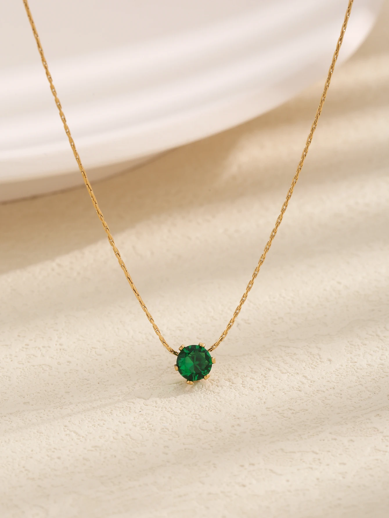 New style simple luxury six claw green diamond white diamond necklace senior sense woman