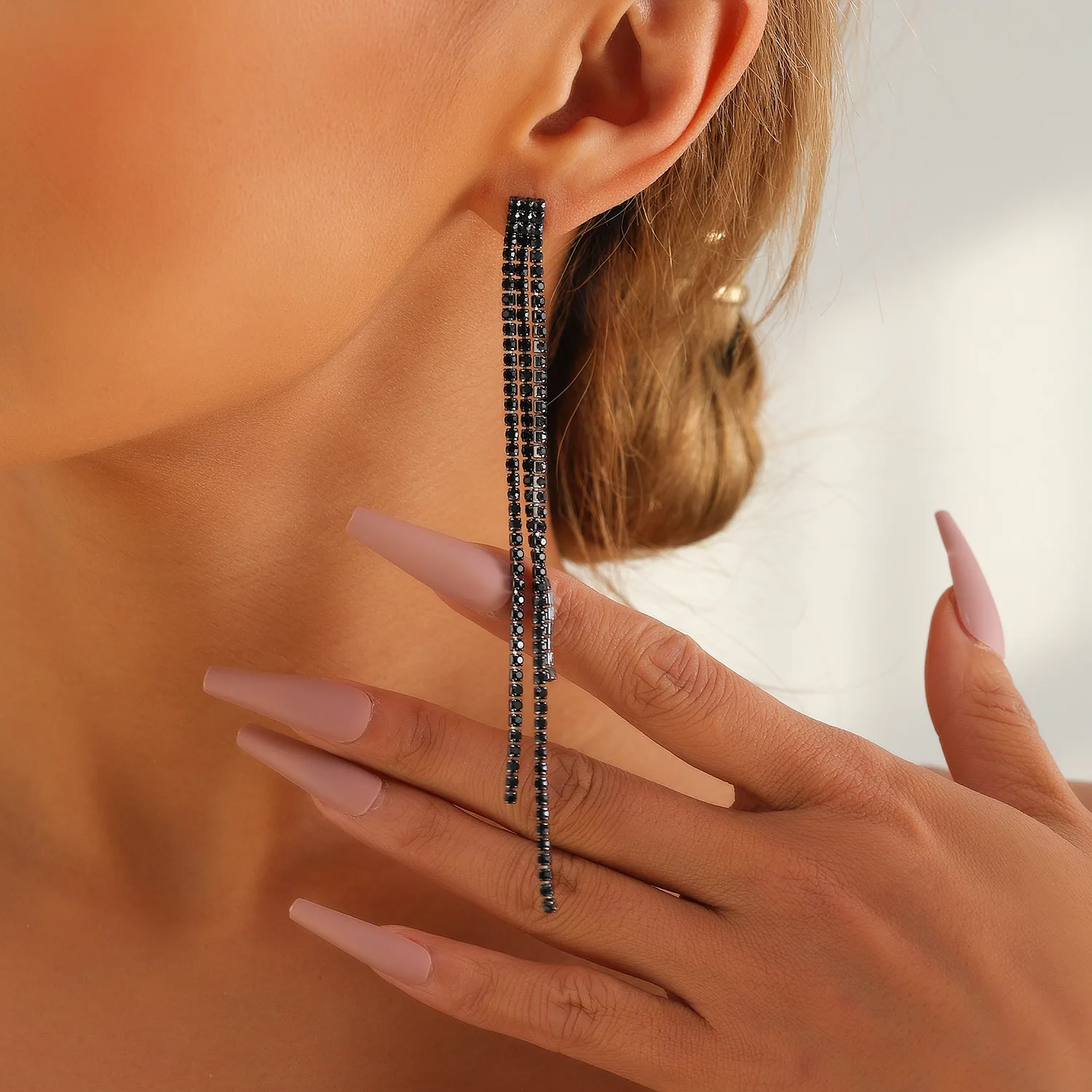 Black Super Flash Claw Chain Tassel Earrings Long Full Diamond Earrings Water Diamond Eardrops for Women