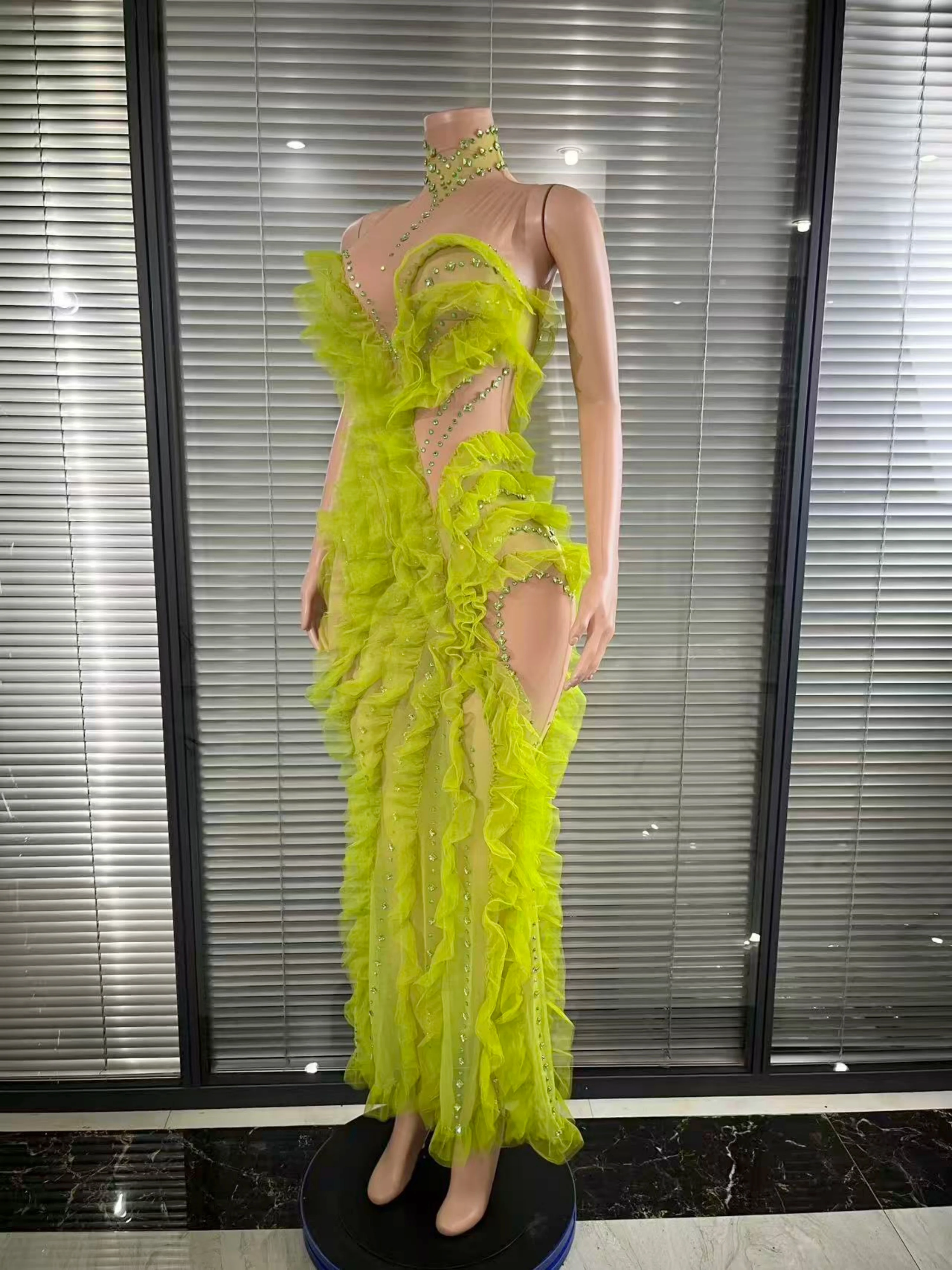 ชุดราตรีงานพรอมสีเขียวลายดอกไม้สุดหรู ดีไซน์ไฮโลว์ แต่งระบายดอกไม้ สำหรับงานพิธีการ งานเลี้ยงน้ำชายามบ่าย และงานกาล่า