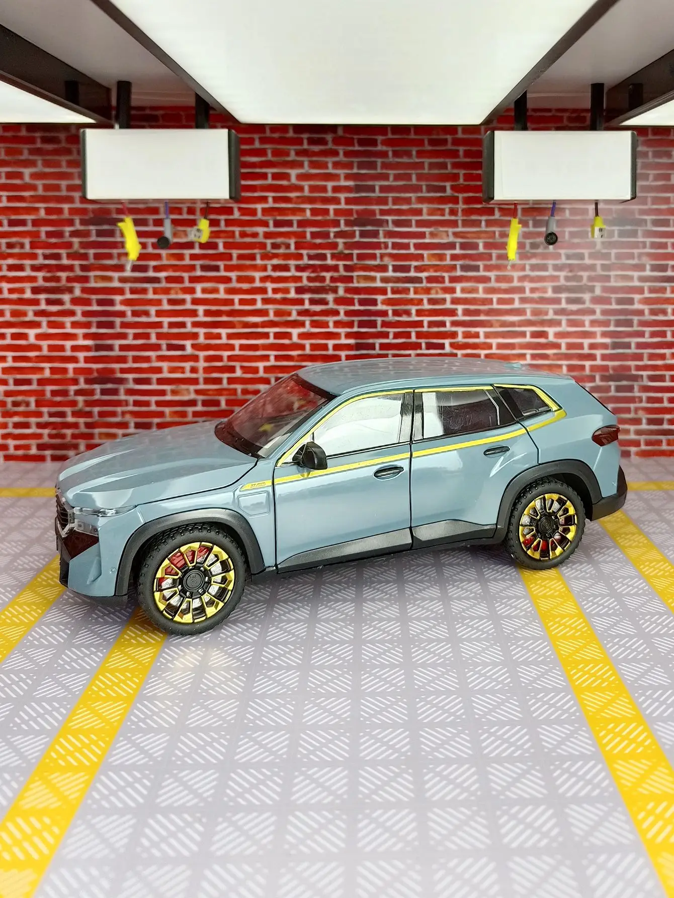 

1:24 BMW XM SUV Alloy Sports Car Model Diecasts Metal Racing Car Model High Simulation Sound and Light Collection Kids Toys Gift