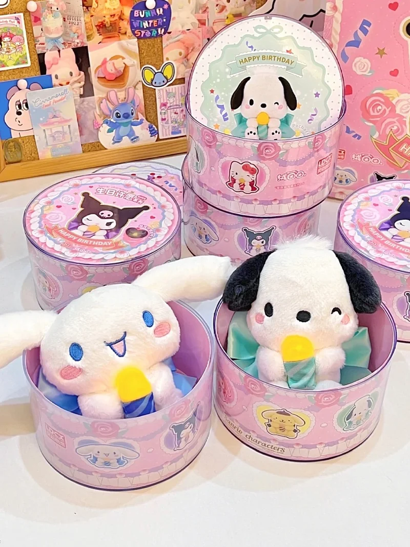 Orignal Sanrio z okazji urodzin pudełko z niespodzianką Plushie Hello Kitty Kuromi Cinnamoroll Pochacco figura Kawaii pluszowy wisiorek prezent