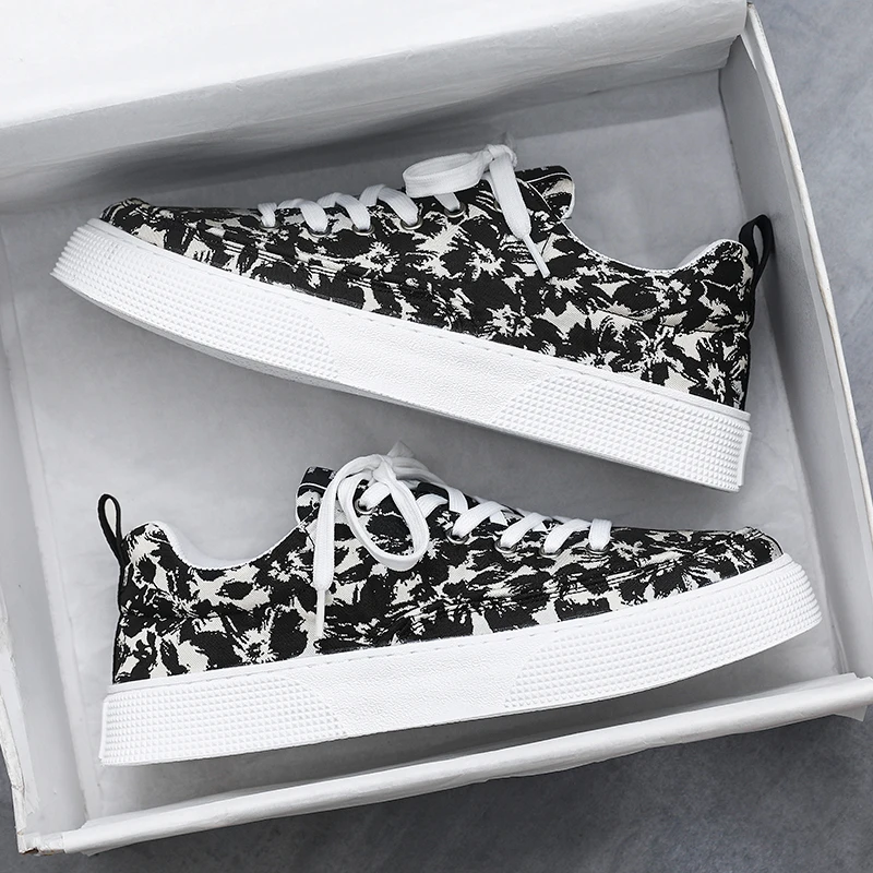 

LIVEDAY Men's Low Top Canvas Shoes Fashion Walking Sneakers Casual Flats for Men Comfort