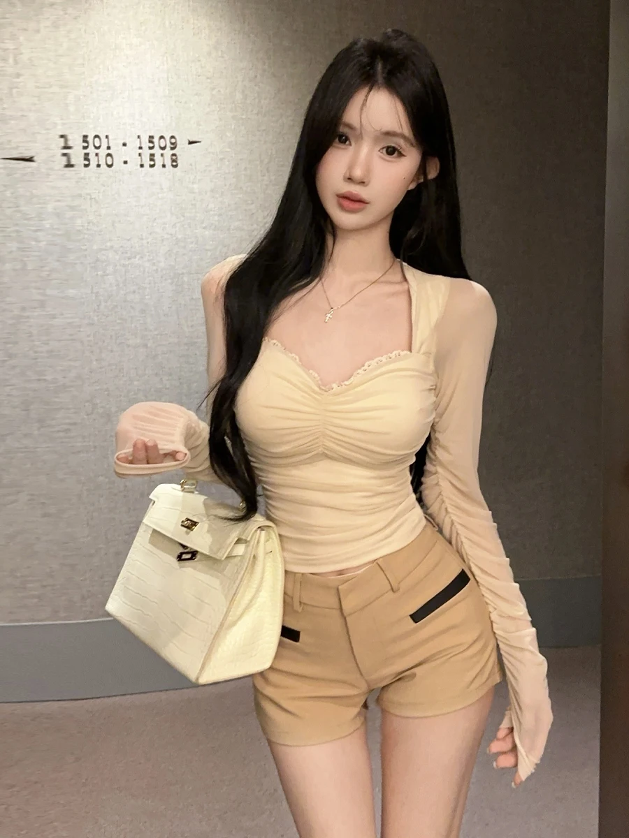 

Элегантный комплект из двух предметов: футболка с квадратным вырезом и открытыми ключицами, длинными рукавами и шорты из сетки для женщин.