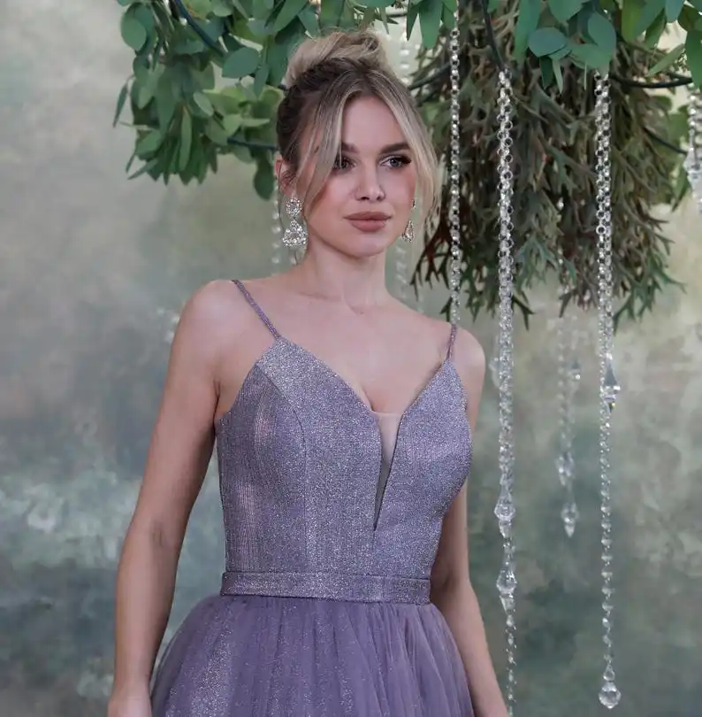 Robe festive en tricot scintillant avec jupe en tulle et dos à lacets. Robe de cocktail conte de fées et corset. Robe formelle femme élégante