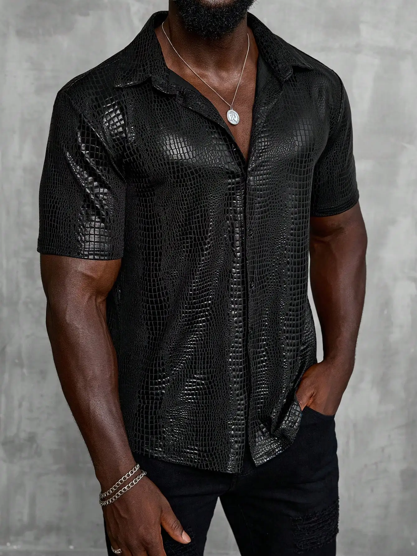 

Мужская черная рубашка с коротким рукавом и текстурой под крокодила для летних прогулок