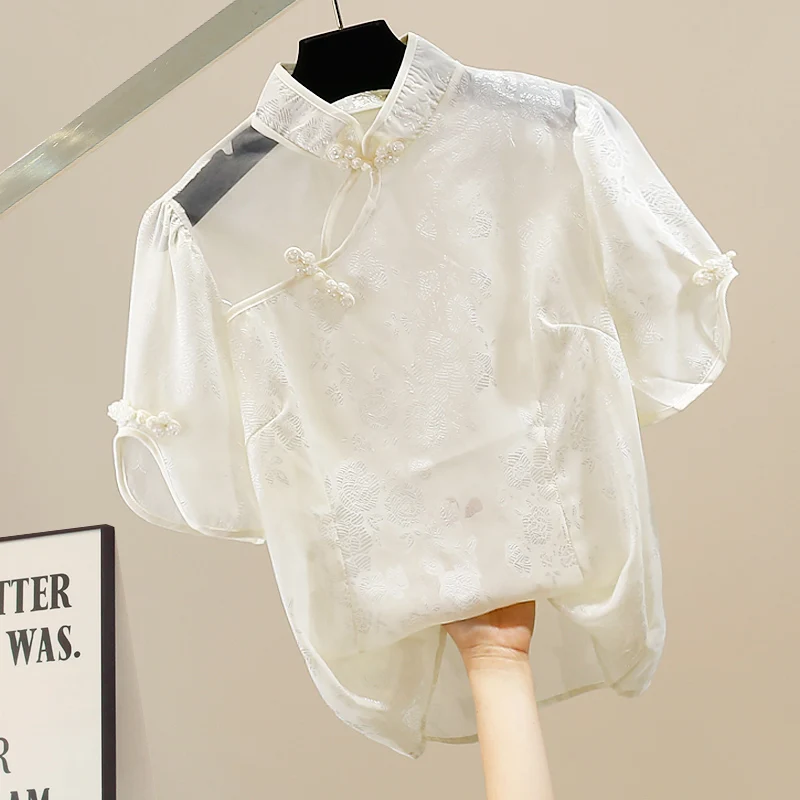 

Модная летняя рубашка из плотной ткани с вышивкой в ретро-стиле, с воротником-стойкой в китайском стиле, полупрозрачная, с дизайнерским акцентом на элегантности.