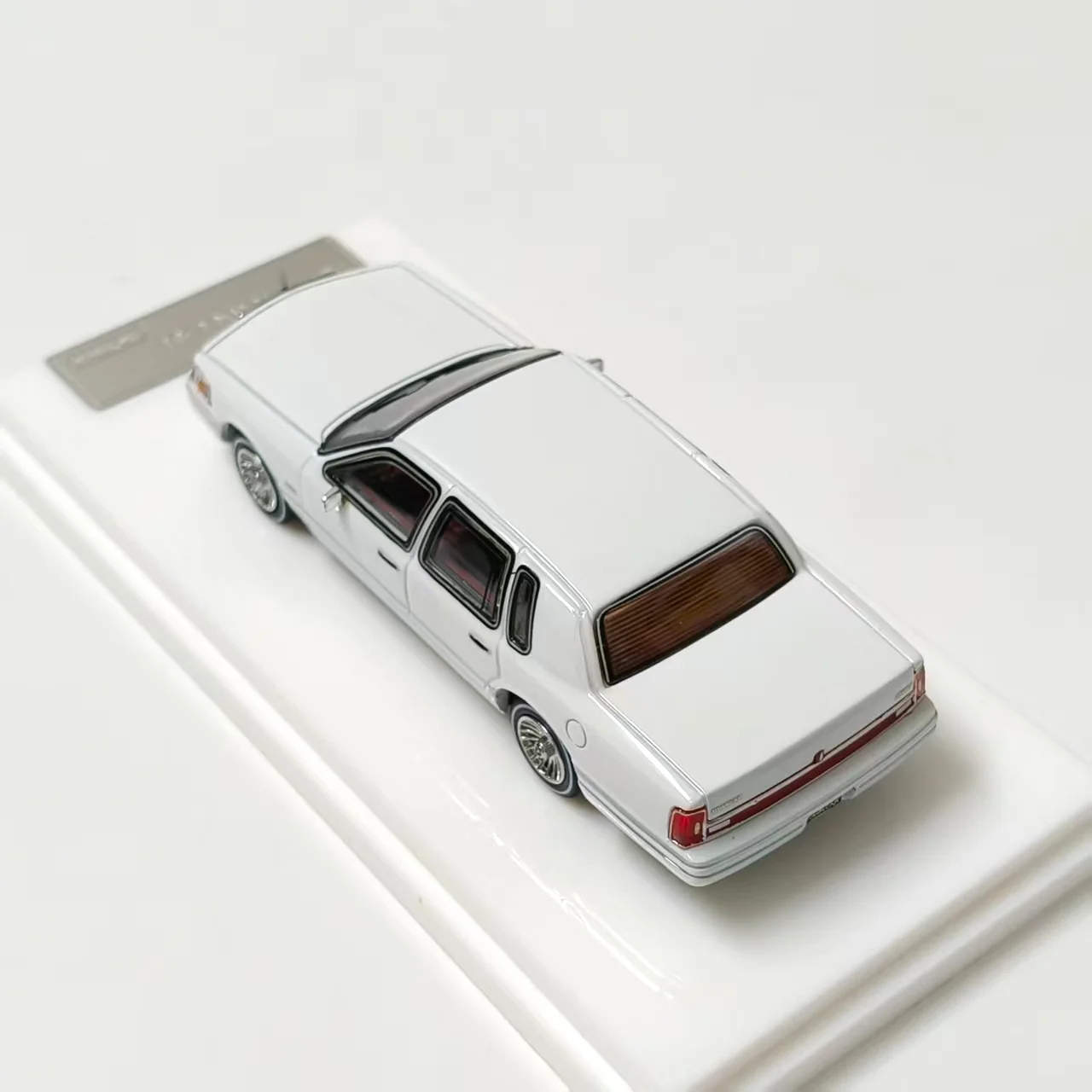 MK 1:64 1997 Town Car 2025 نموذج سيارة محاكاة إصدار محدود