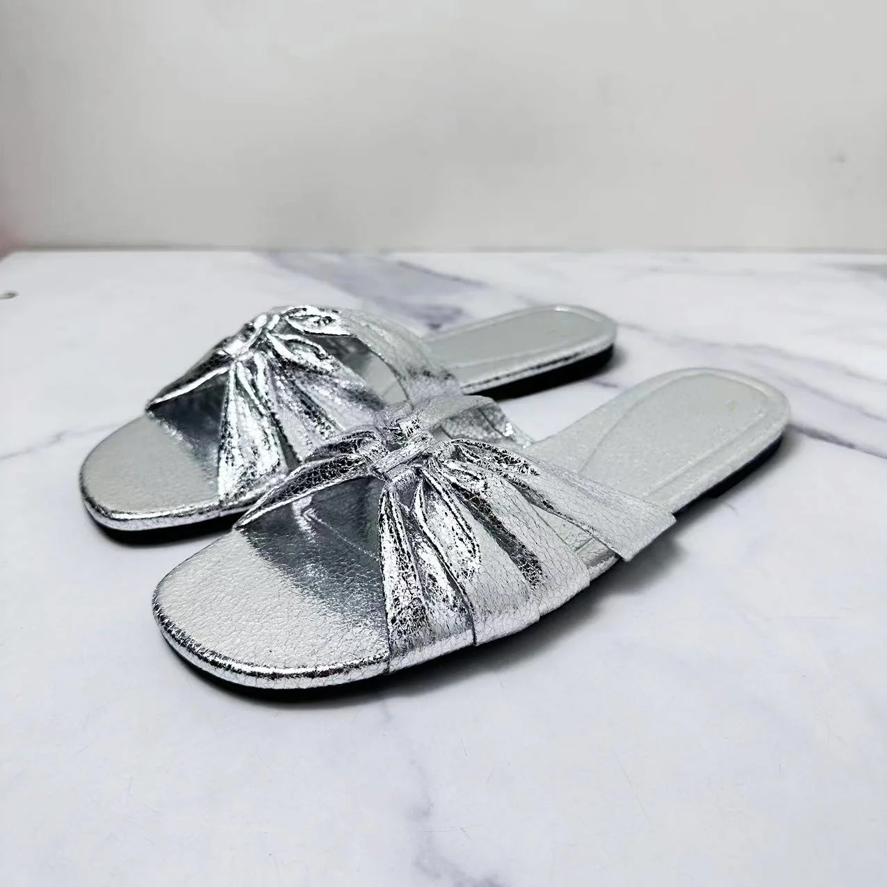 2024 Letnie płaskie kapcie damskie Luxury Silver Diamond Knot Decoration Outdoor Beach Shoes for Lady Open Toe Brand Design Slide