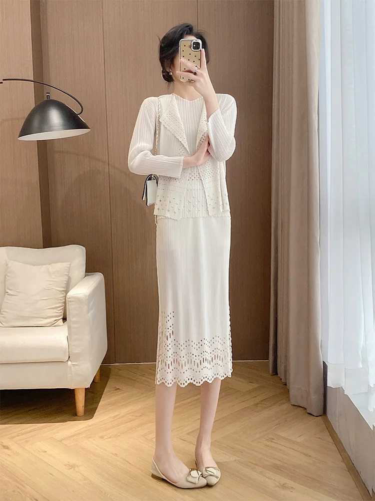 

Модный повседневный комплект из трех предметов с вырезами, элегантный плиссированный летний наряд, женский ансамбль с коротким рукавом и круглым вырезом горловины.