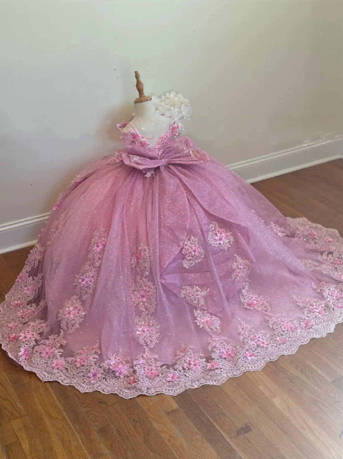 

Flower Girl Dress For Wedding With Bow Lace Applique Tulle Puffy Shiny Kids Birthday Party First Communion Ball Gowns Customized