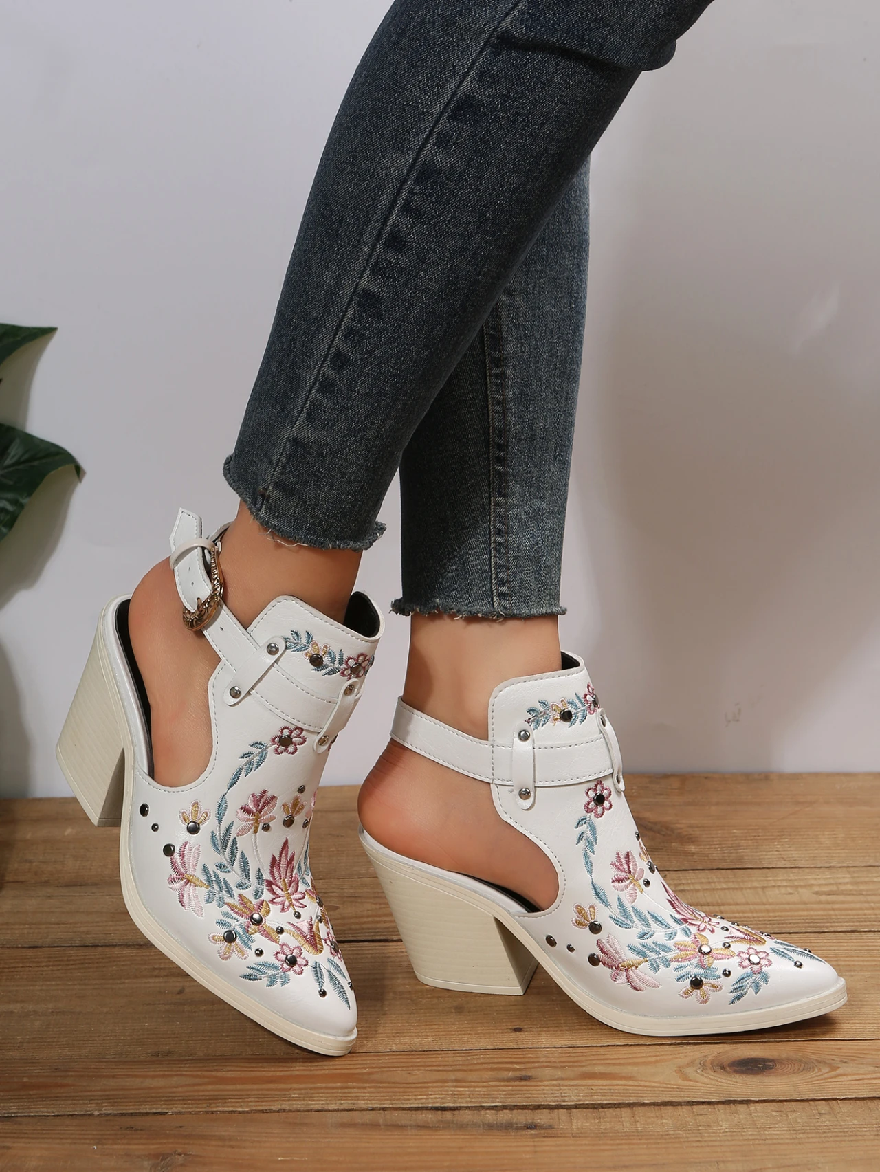 2023 New Sandals Women's Summer Personalized European and American Style Retro Embroidery Sandals Women's Thick Heel Sandals