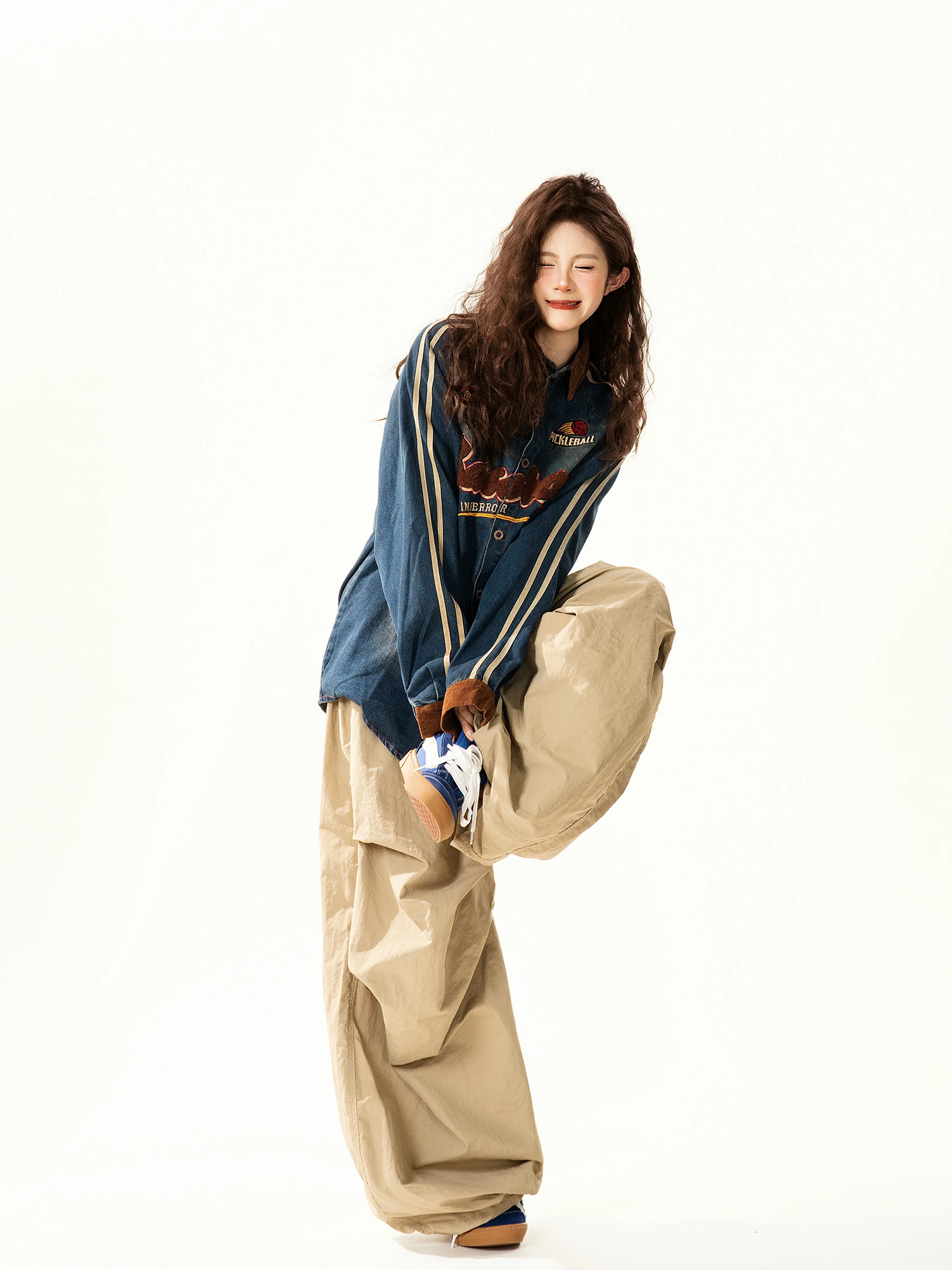 

Ретро-американская джинсовая рубашка с вышитыми буквами, длинными рукавами, свободного кроя, универсальная, женская, весенняя, в уличном стиле, повседневная