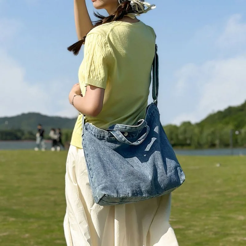 

Fashionable Women Handbag With Artistic Floral Embroidery And Unique Patterns For Standout Bohemian Vibe And Style