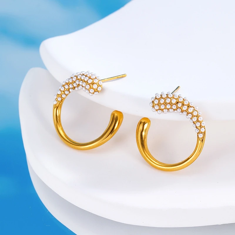 أقراط من الذهب عيار 18 قيراط مطلية بالفولاذ المقاوم للصدأ على شكل حرف C مع ترصيع اللؤلؤ للنساء مجوهرات فاخرة وبسيطة وعصرية #3