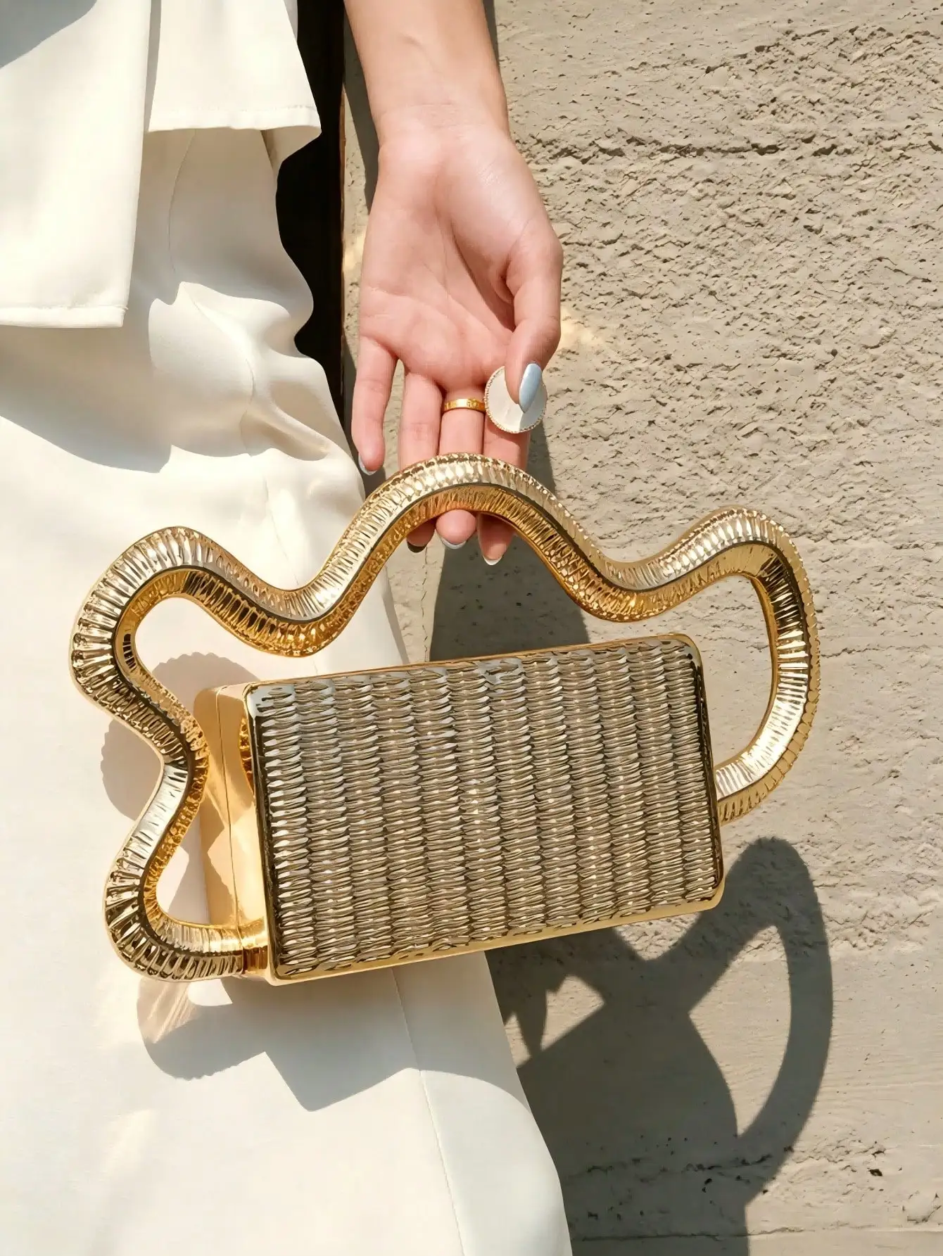 Gold Textured Metal Evening Clutch with Wavy Top Handle, Luxury Hard Box Crossbody Bag with Detachable Chain for Wedding Prom Cocktail Gift