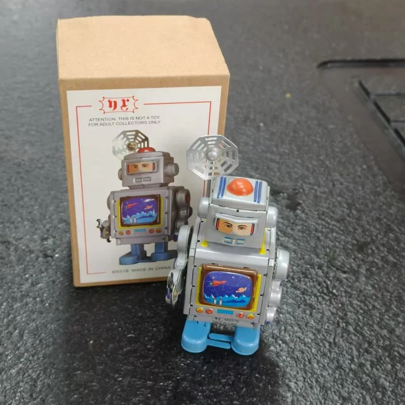 [Funny] Classic collection Retro Clockwork Wind up Metal Walking Tin Toy The astronaut robots Mechanical kids christmas gift