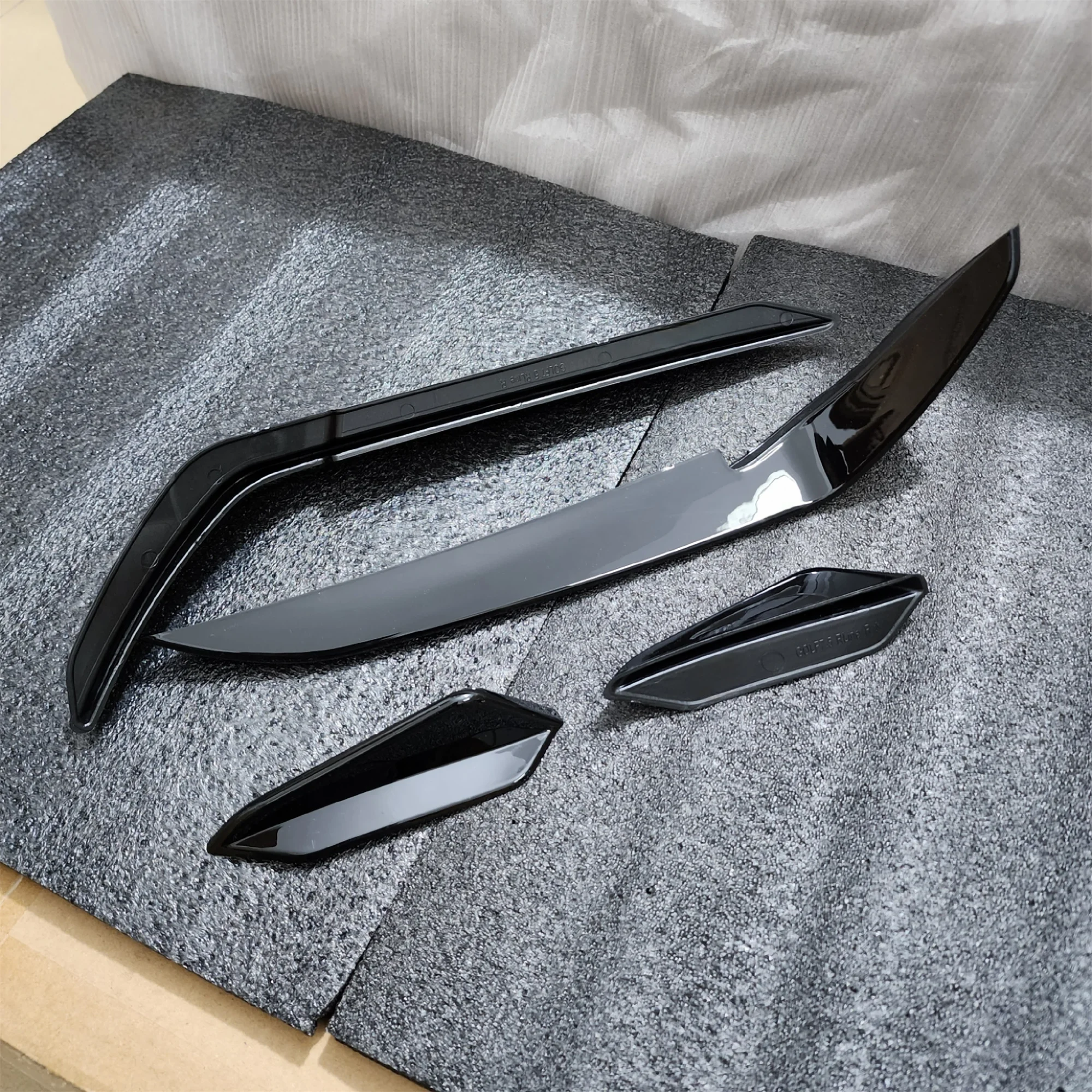 Glänzend schwarz RevoZport Style Frontstoßstange Aero Kit Canard Wings für Volkswagen Golf 7.5 GTI GTD R R-Linie 2017–2020 – Detail 3