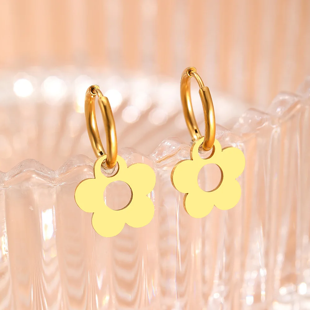 أقراط من الفولاذ المقاوم للصدأ تميمة رائعة على شكل ورقة القيقب أقراط على الموضة أقراط كلاسيكية بسيطة للنساء مجوهرات هدايا الحفلات