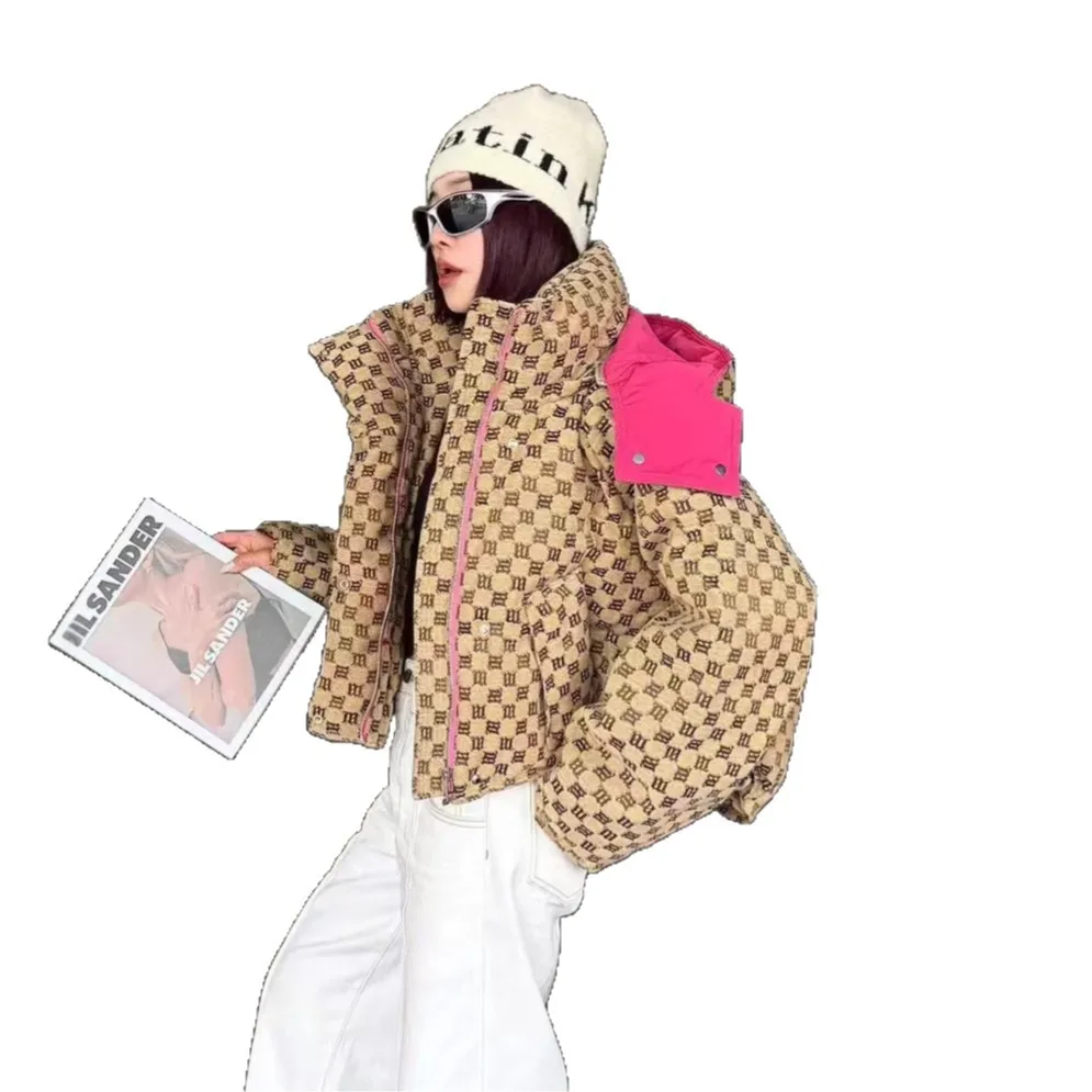 Nuovo Piumino Invernale da Donna Corto con Cappuccio, Jacquard con Lettere, Imbottitura in Piuma d'Oca Bianca