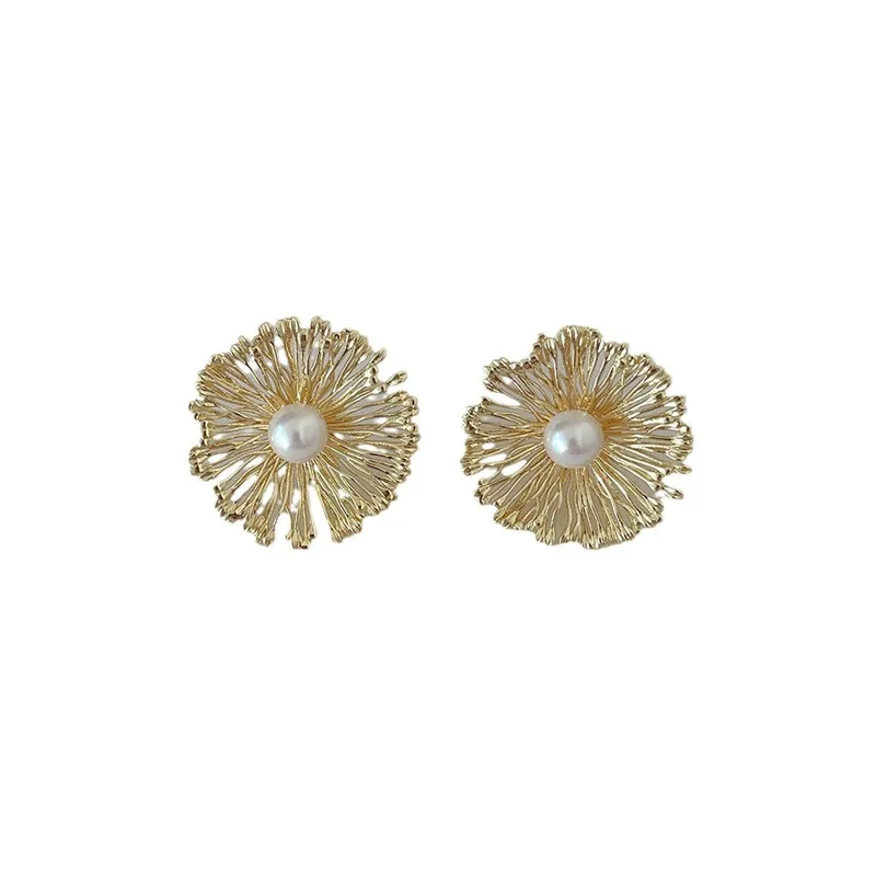Round Metal Flowers Pearl Earrings European American Style Personalized Fashion Stud Earrings Ladies Girls Wedding Accessories