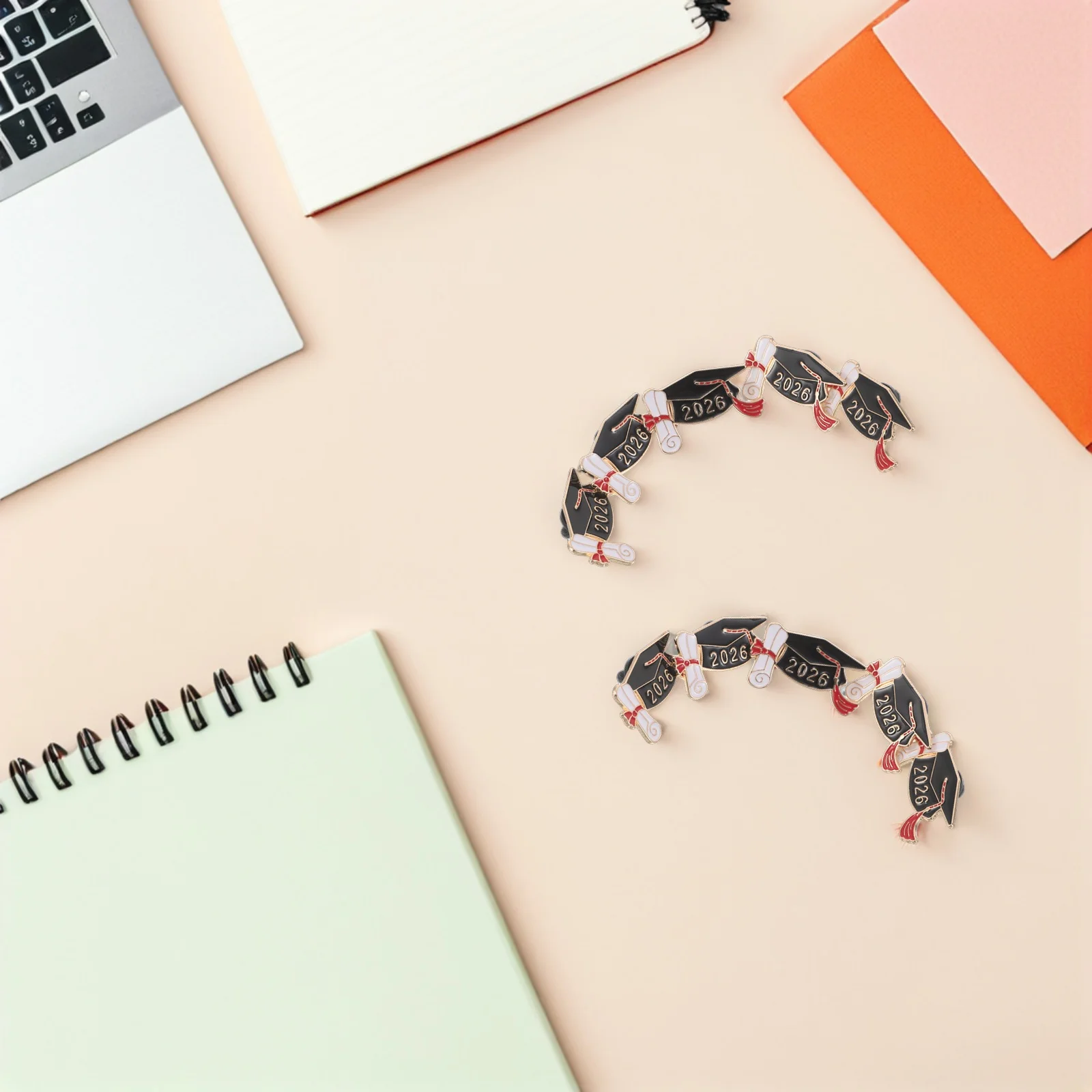 10 szt. Broszki na Sezon Absolwentów Klasa 2026 Kapelusz Absolwenta Biżuteria Metalowa Przypinka do Plecaka Garnituru Klapy Uroczystości Absolwentowskiej