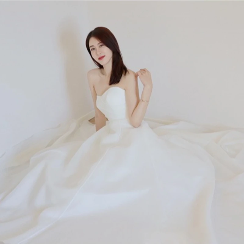 シンプルなホワイト A ライン サテン ストラップレス ブライダル ウェディング ドレス フレンチ スタイル エレガントな A ライン ブライダル ドレス 結婚式の写真の服