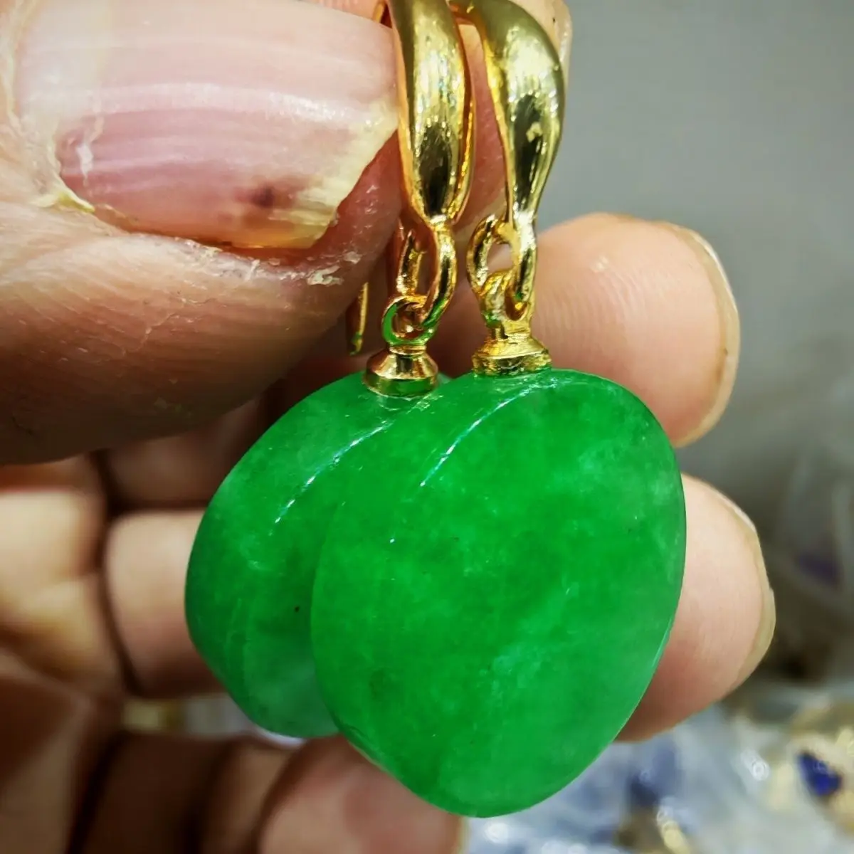 

Серьги Emperor Green Round Brand с инкрустацией, бусинами и нефритовыми элементами на крючках
