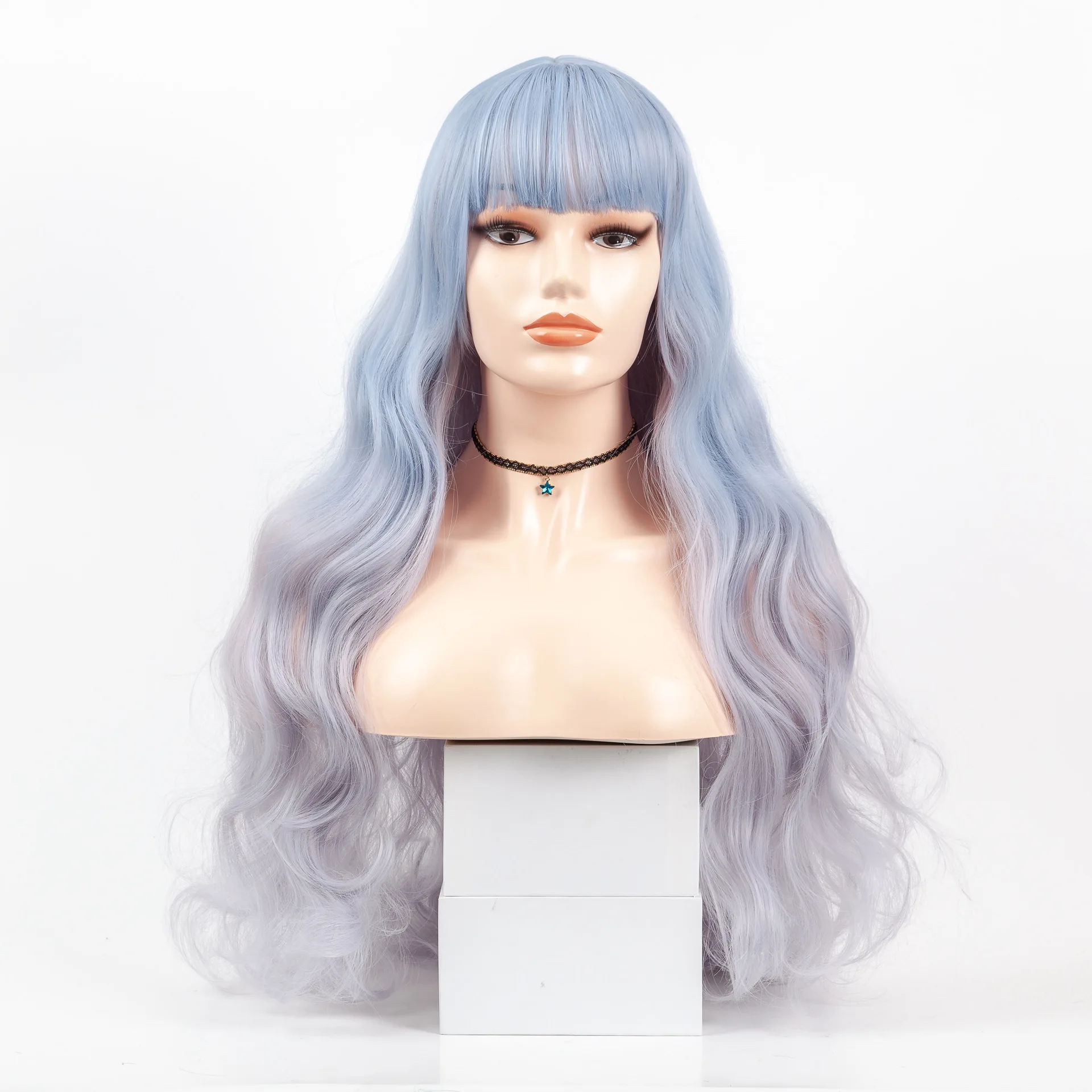 유럽과 미국 여성 패션 현실적이고 자연스러운 긴 곱슬 가발은 고온 실크 풀 캡으로 제작되었습니다.